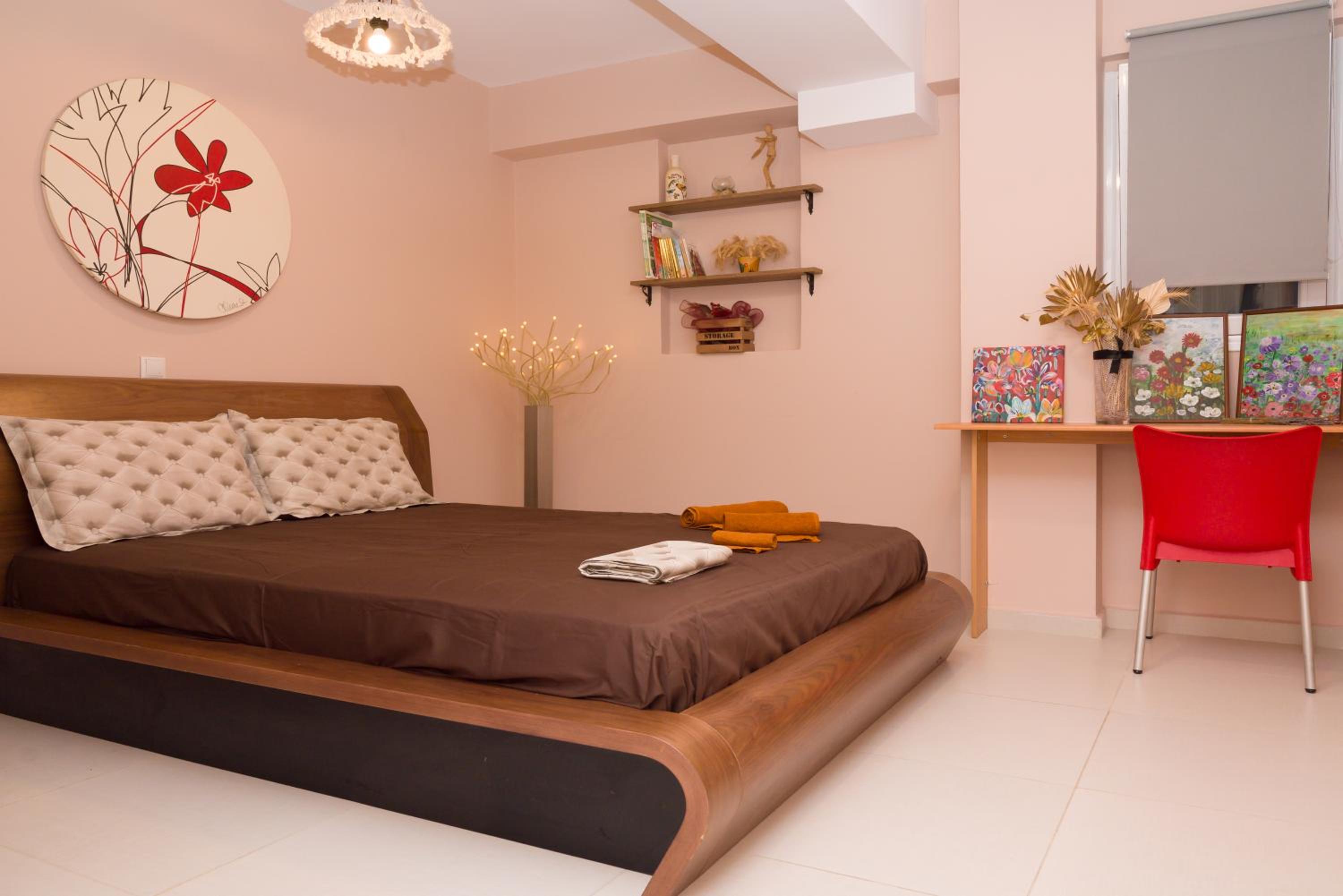 One-Bedroom Apartment - Photo 2