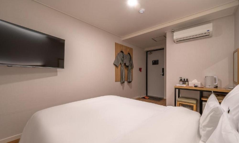 Standard Double Room - Photo 8