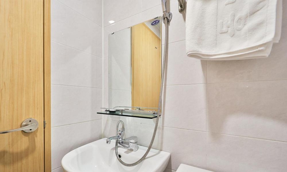 Standard Twin Room - Photo 5