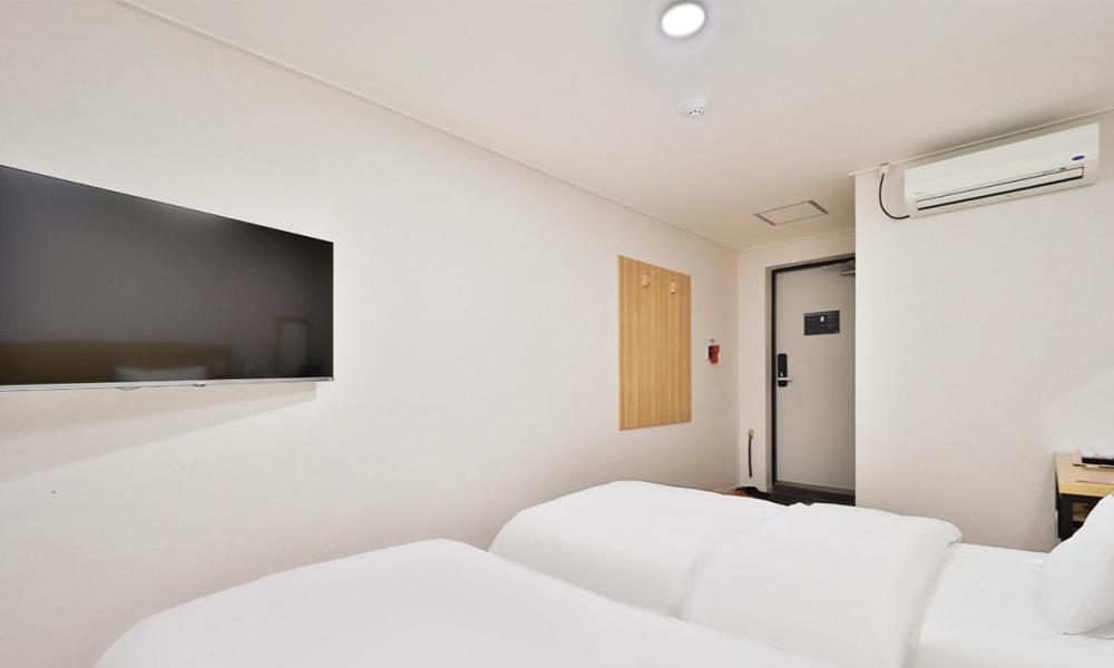 Standard Twin Room - Photo 3