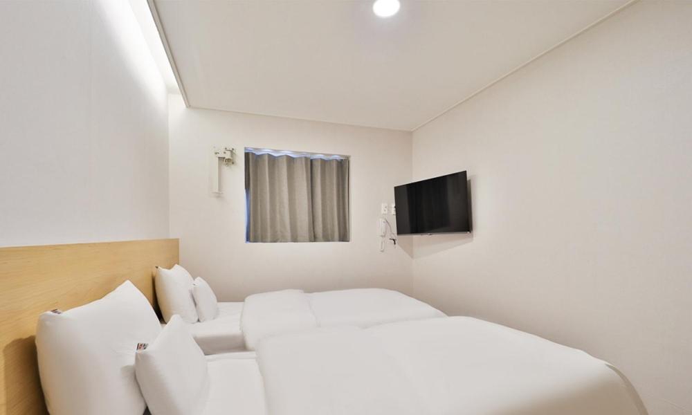 Standard Twin Room - Photo 2