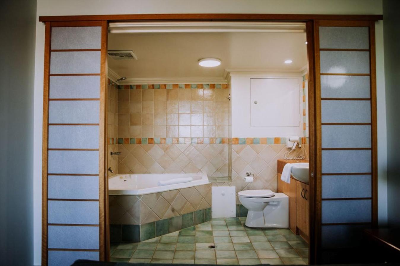 Two-Bedroom Apartment with Pool View photo 3