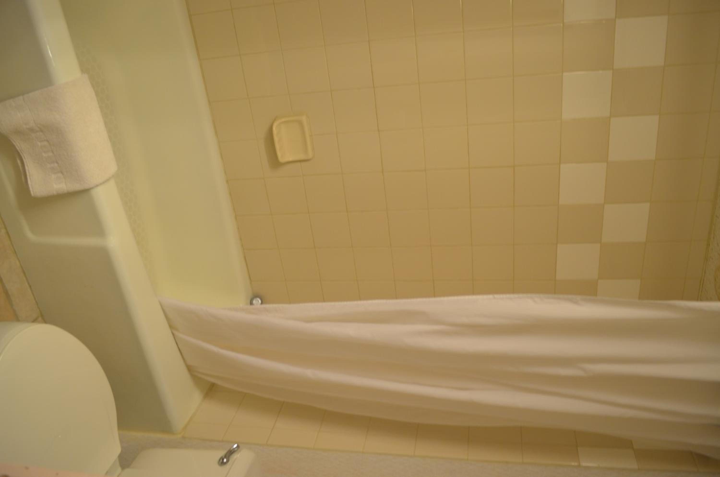 Queen Room with Two Queen Beds - Non-Smoking - Photo 3