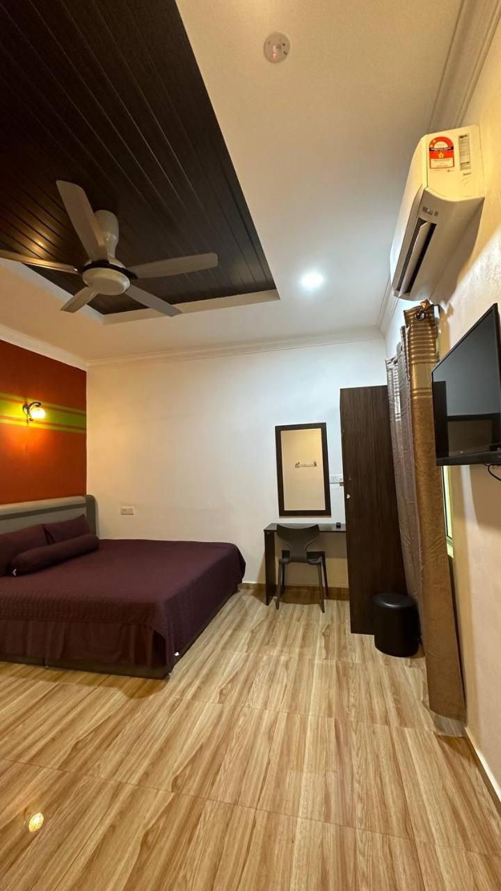 King Room with Pool View - Photo 15