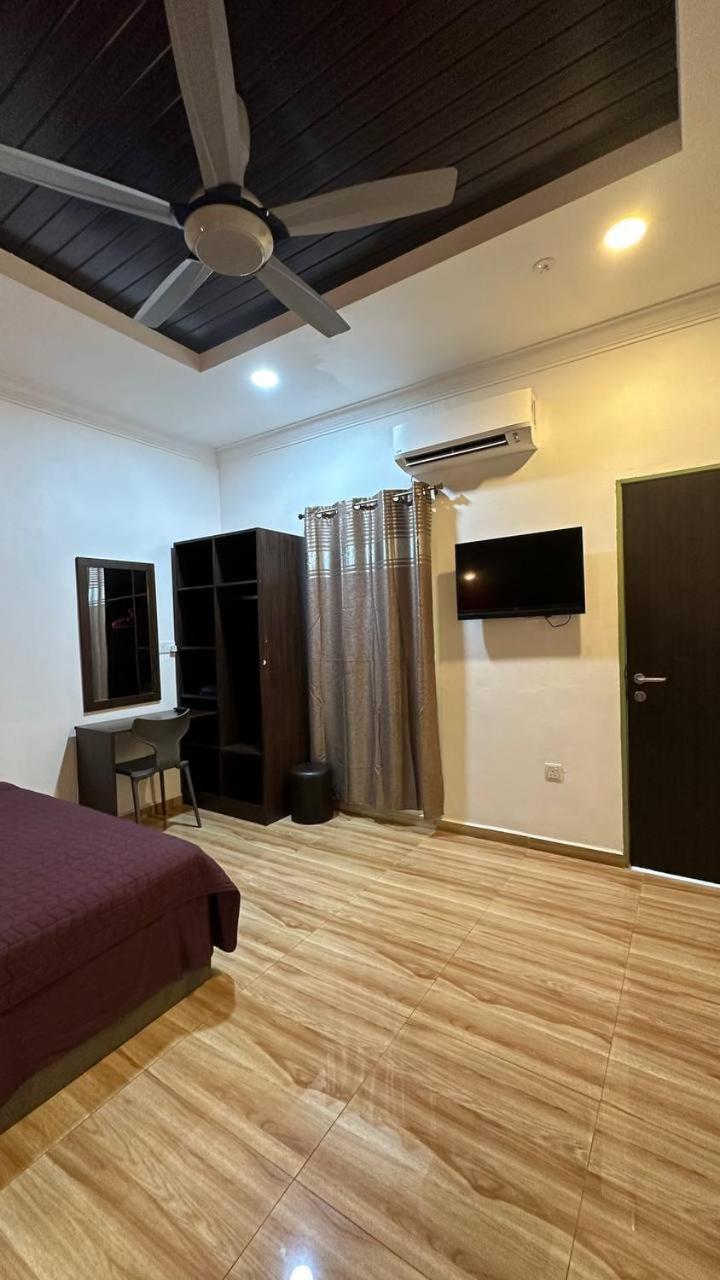 King Room with Pool View - Photo 18