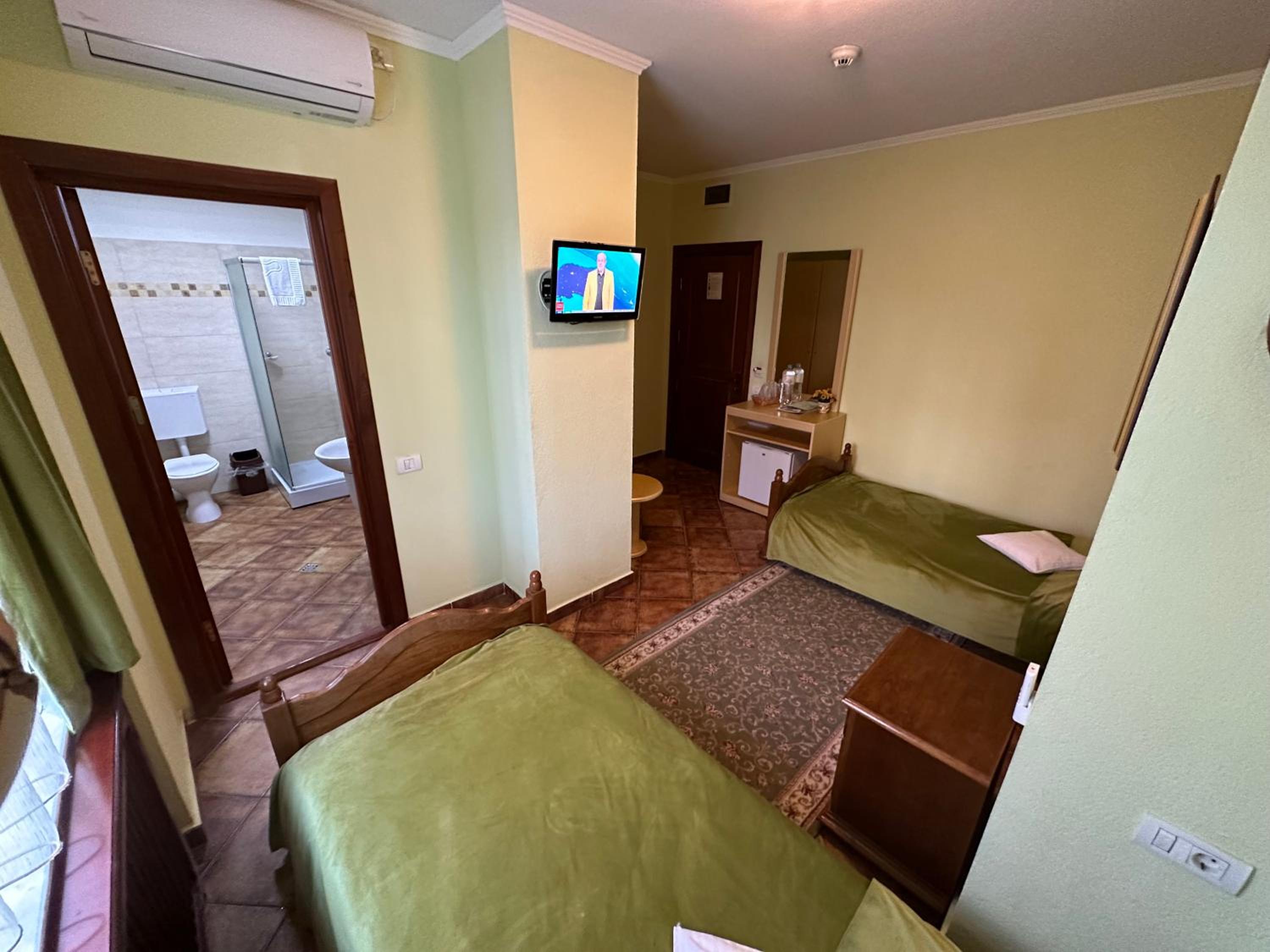 Twin Room - Photo 3