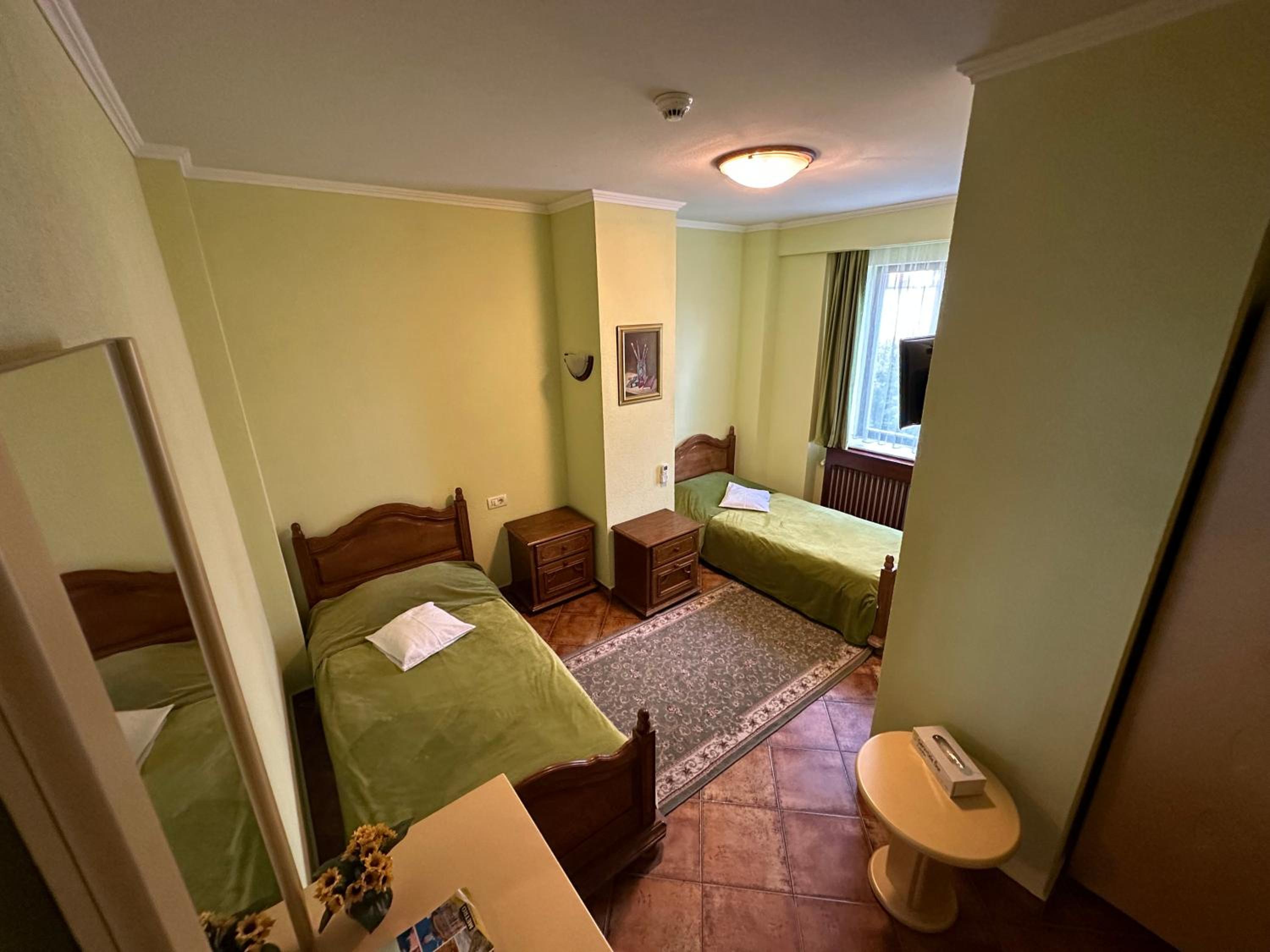 Twin Room - Photo 4