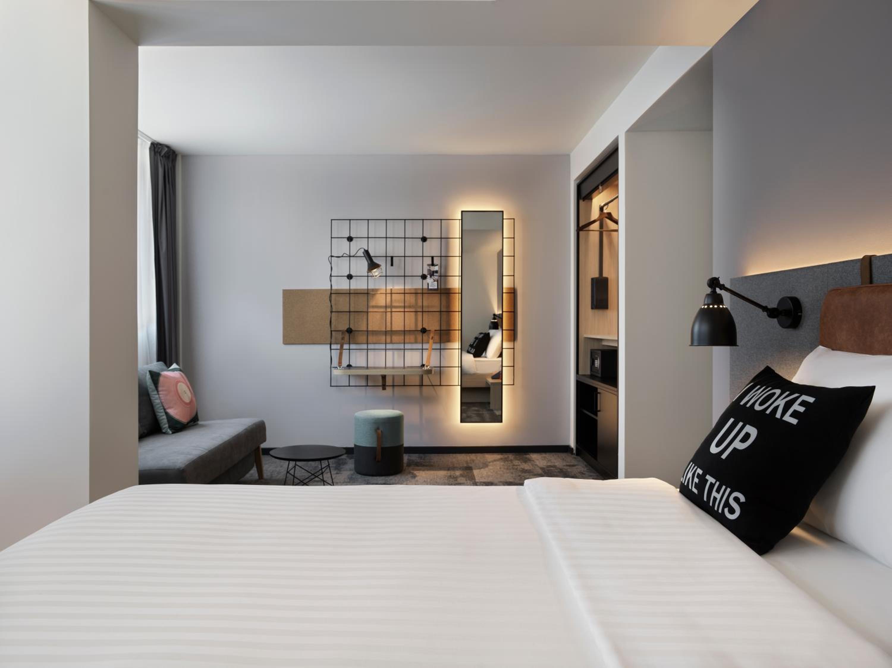 Queen Room with Courtyard View - Photo 3