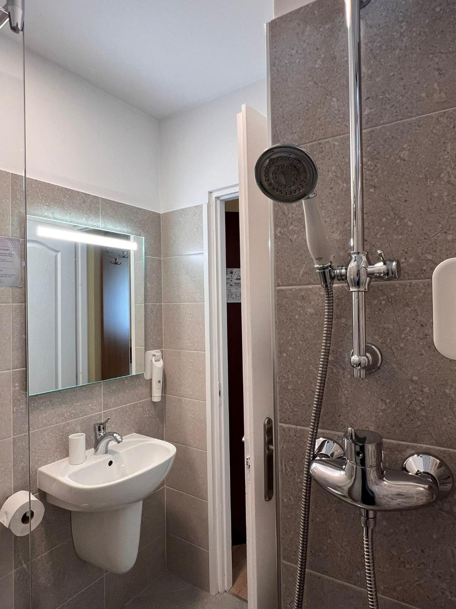 Standard Twin Room - Photo 5