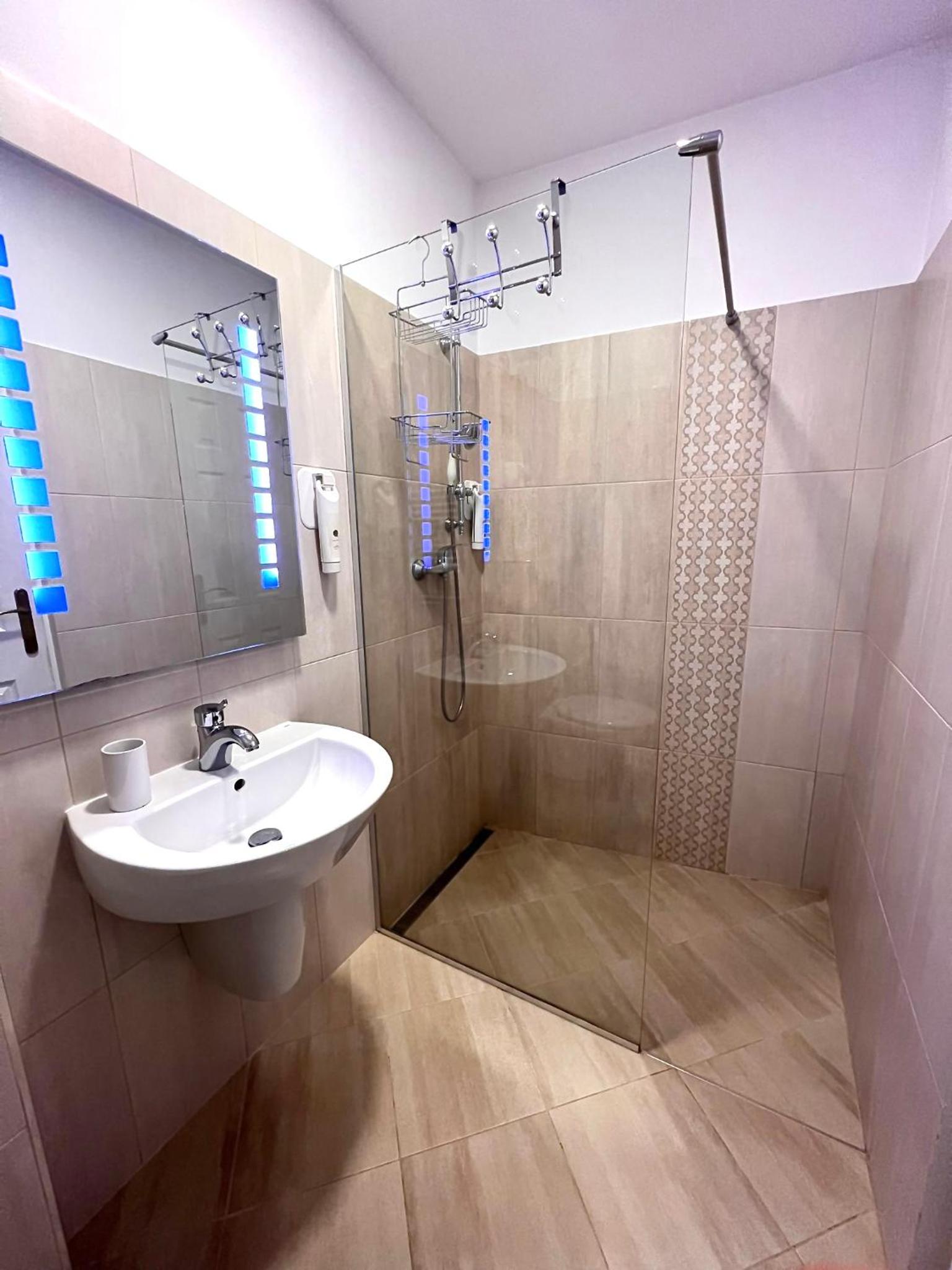 Standard Twin Room - Photo 7