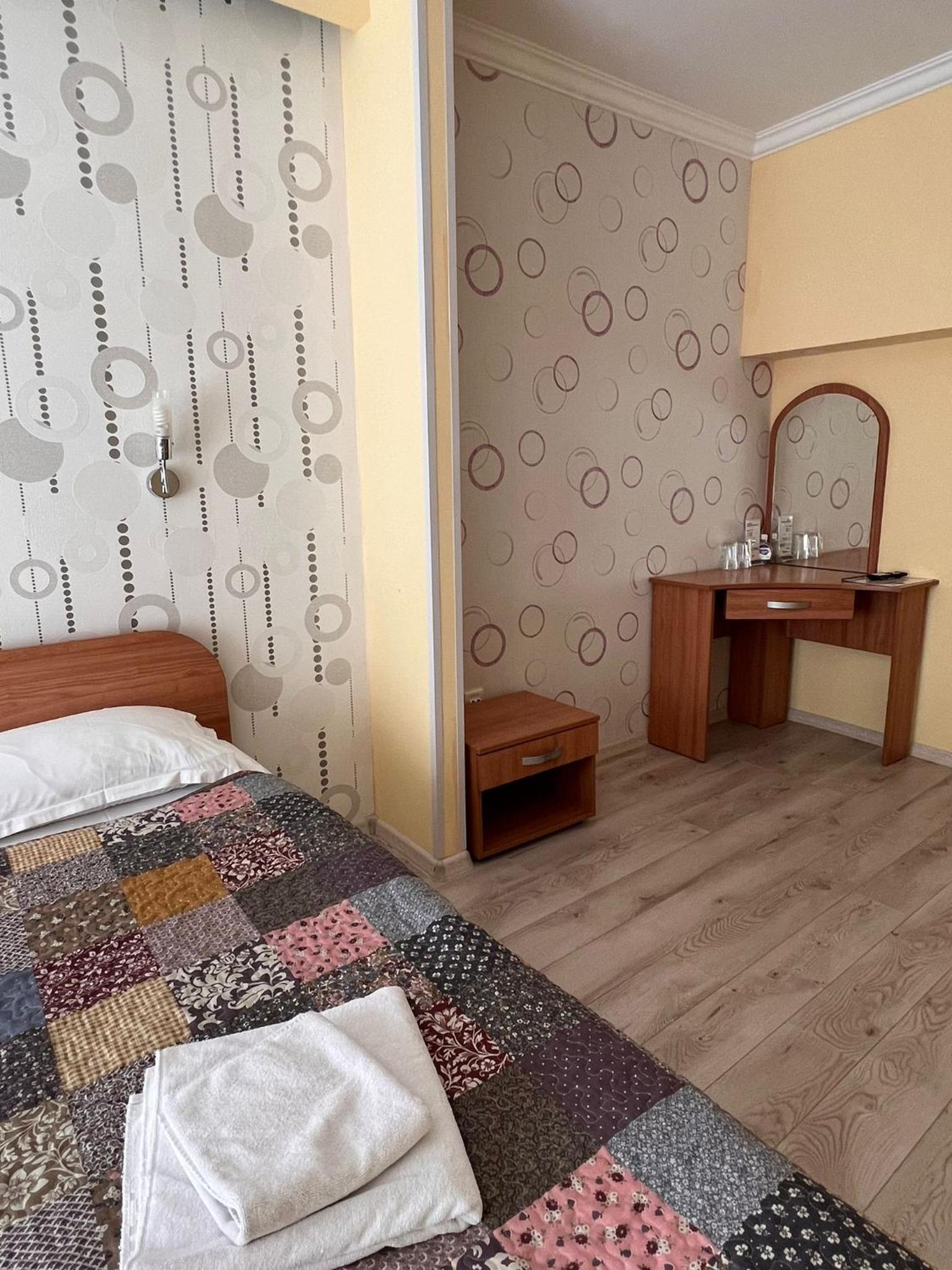 Standard Twin Room - Photo 16