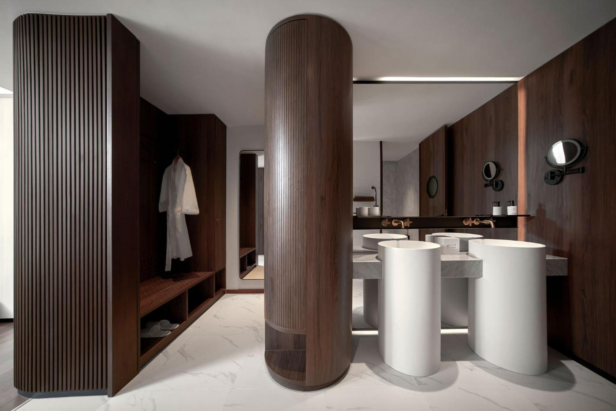 Executive Suite - Photo 4
