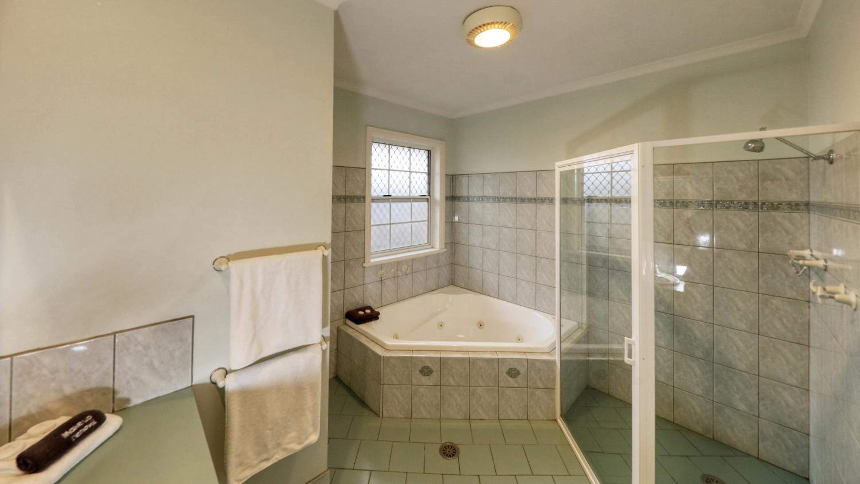 Executive Queen Room with Spa Bath  photo 3