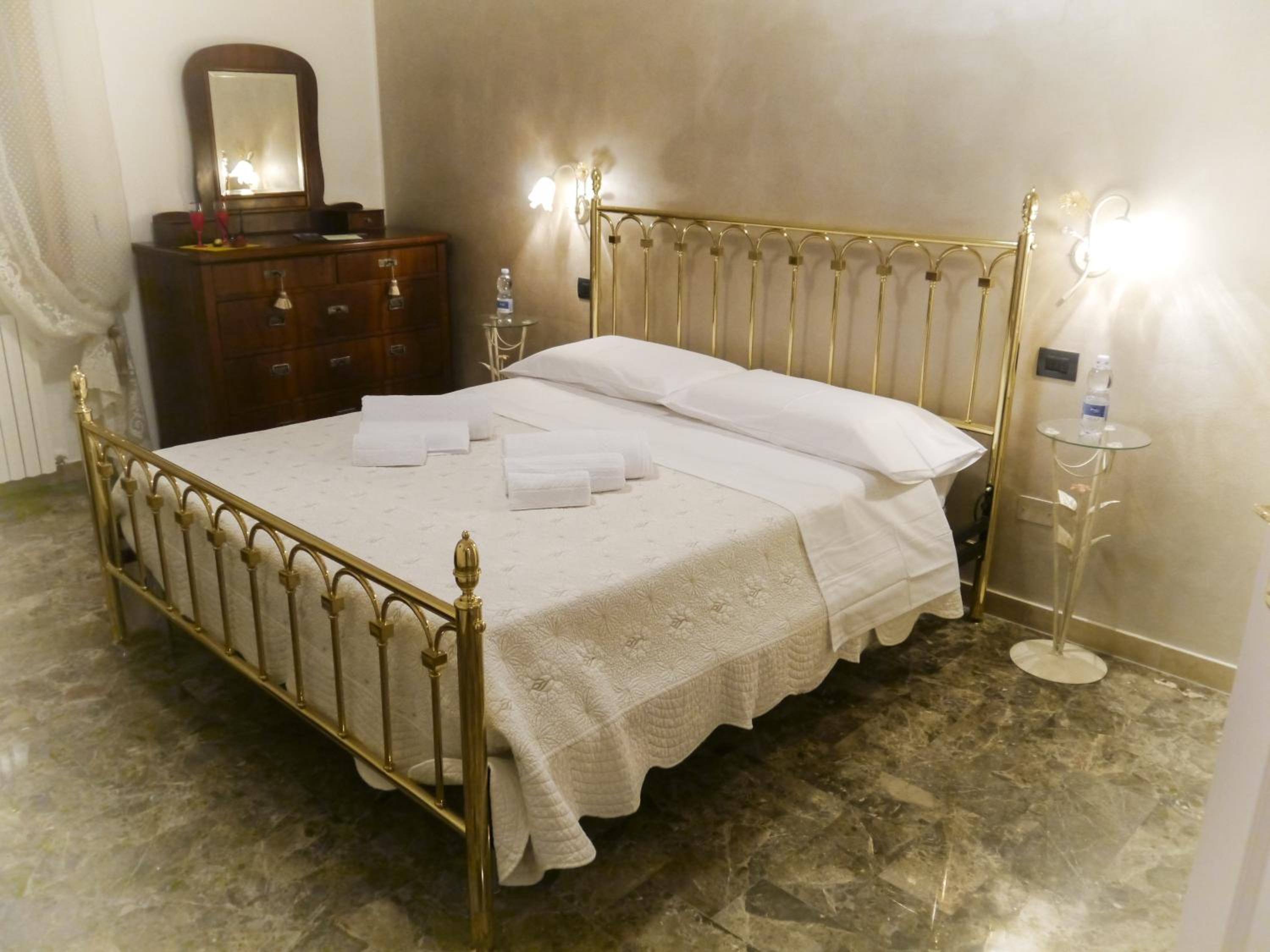 Double Room with Shared Bathroom photo 2