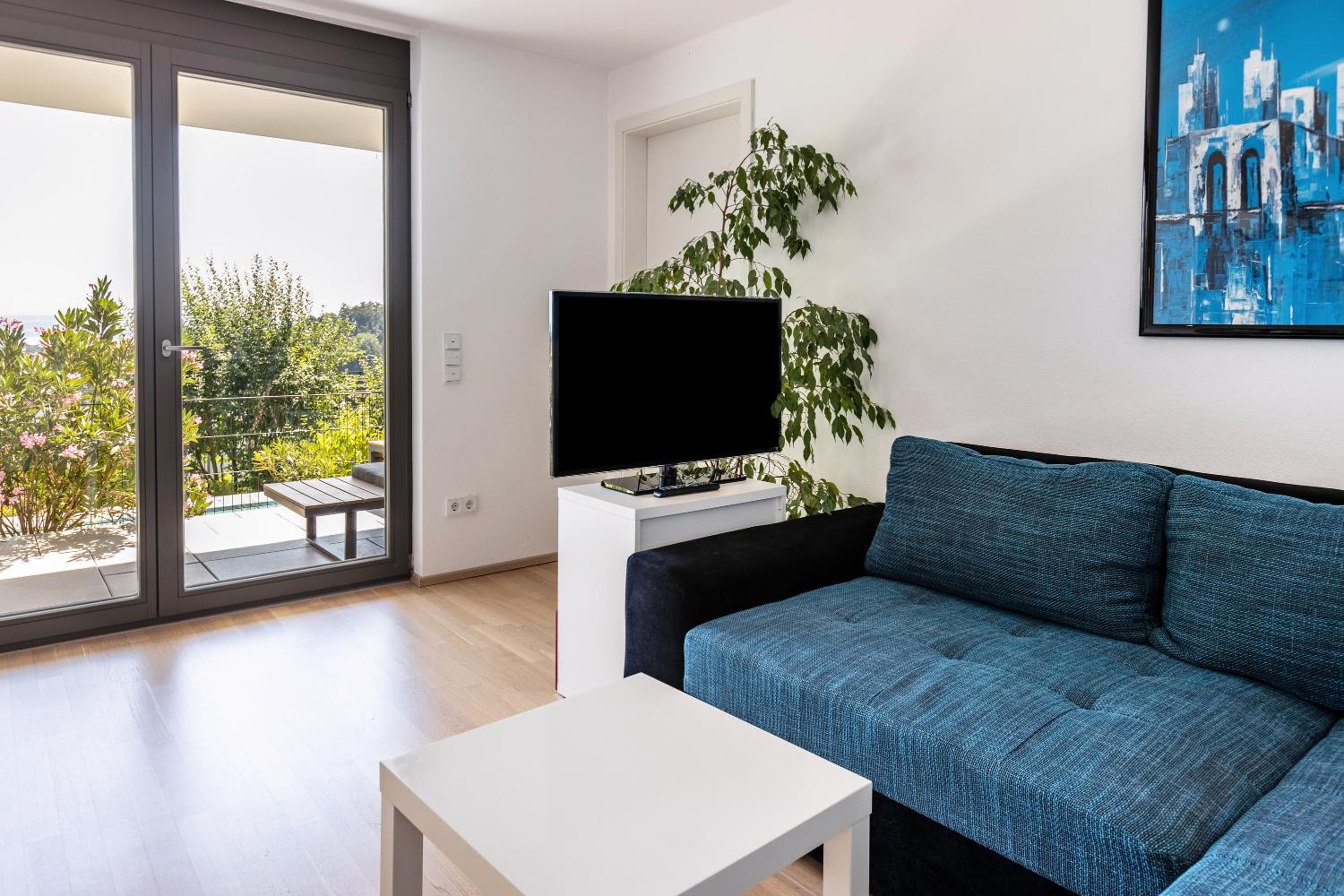 One-Bedroom Apartment with Lake View photo 1