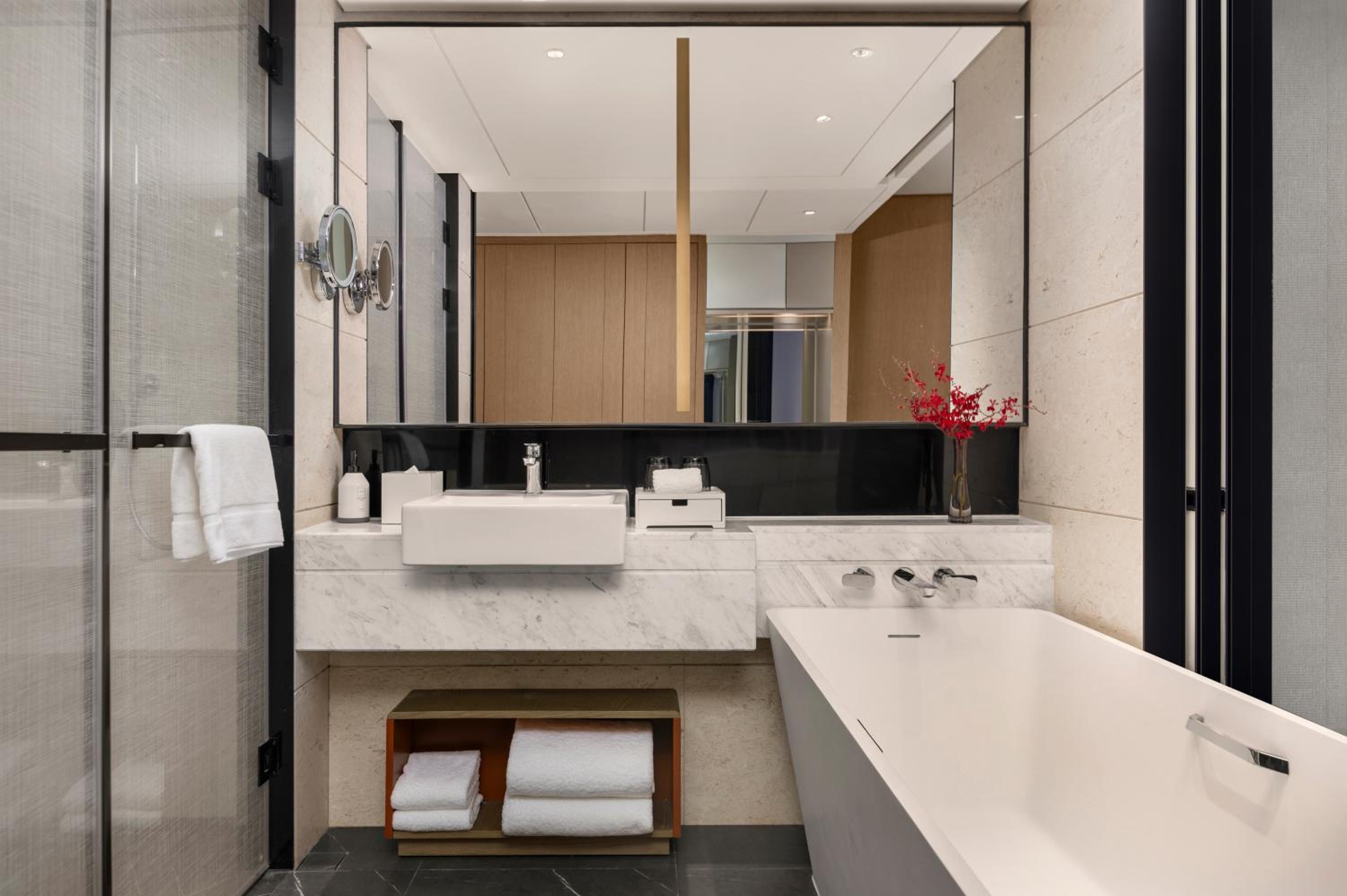 Swiss Executive Suite with one King-size bed, Lounge Access - Photo 3