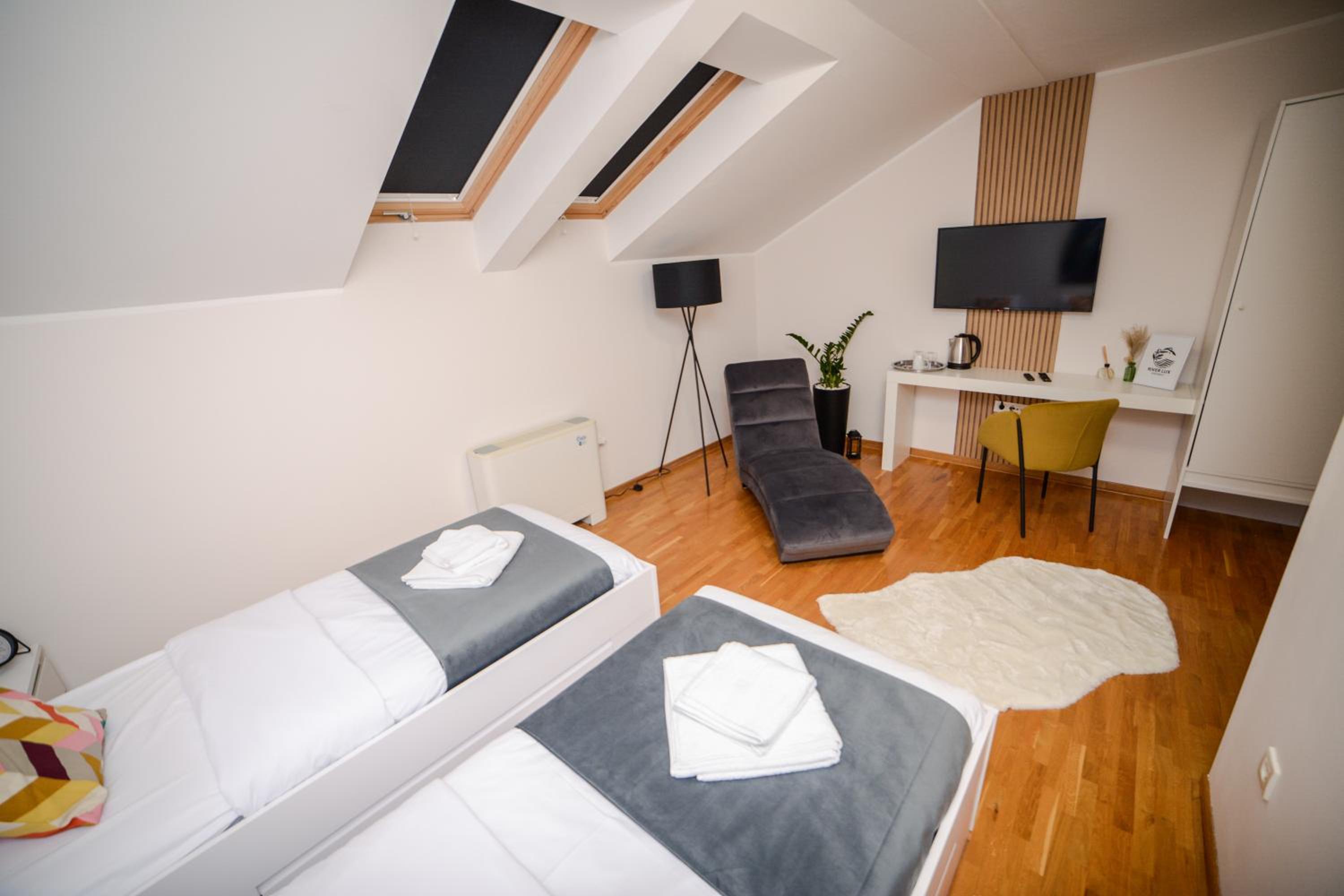 Deluxe Twin Room photo 3