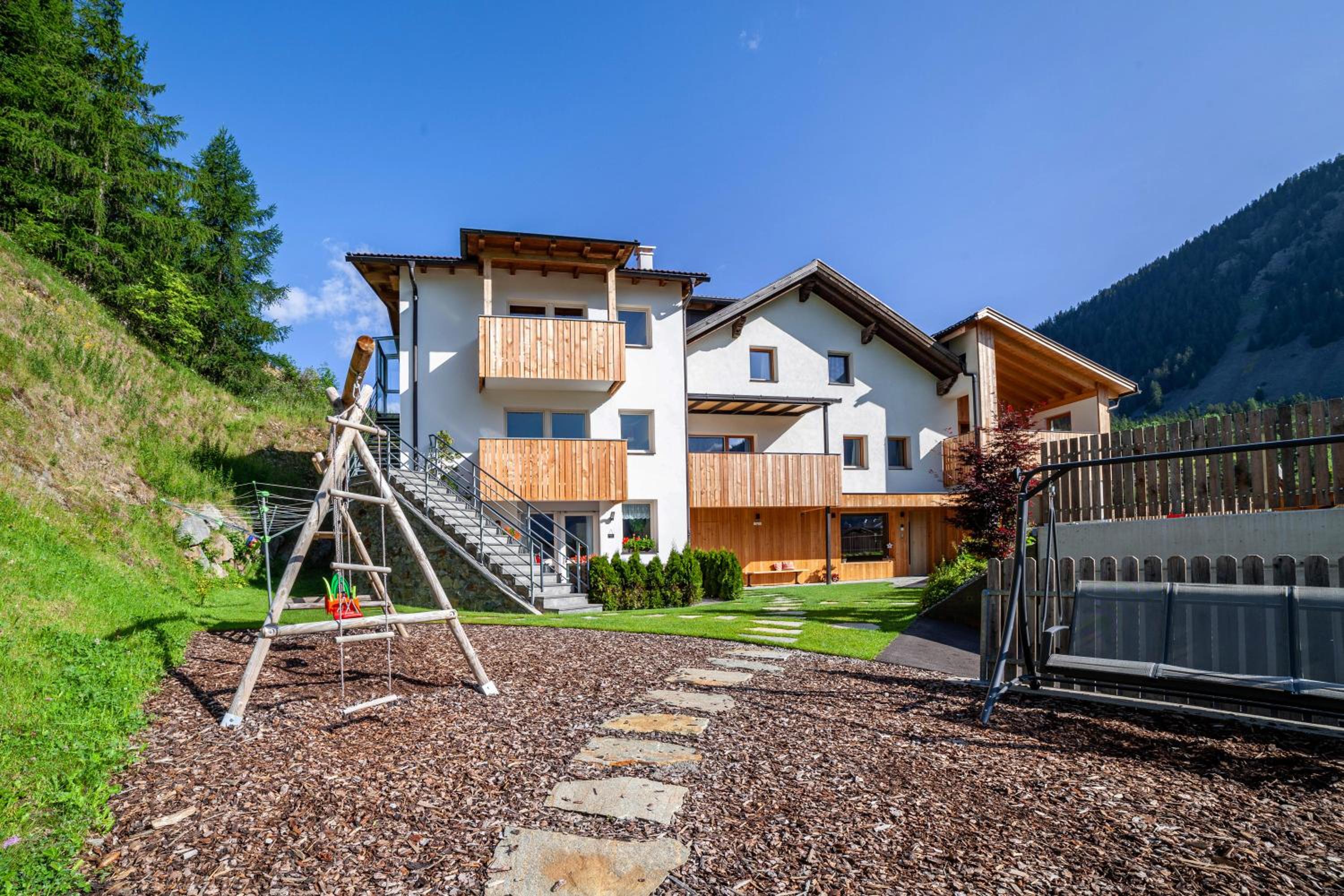 Two-Bedroom Deluxe Apartment with Garden View photo 2