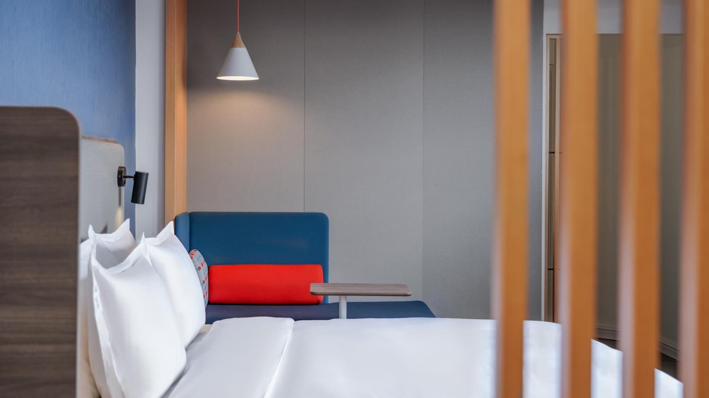 Standard King Room with Sofa Bed - Photo 9