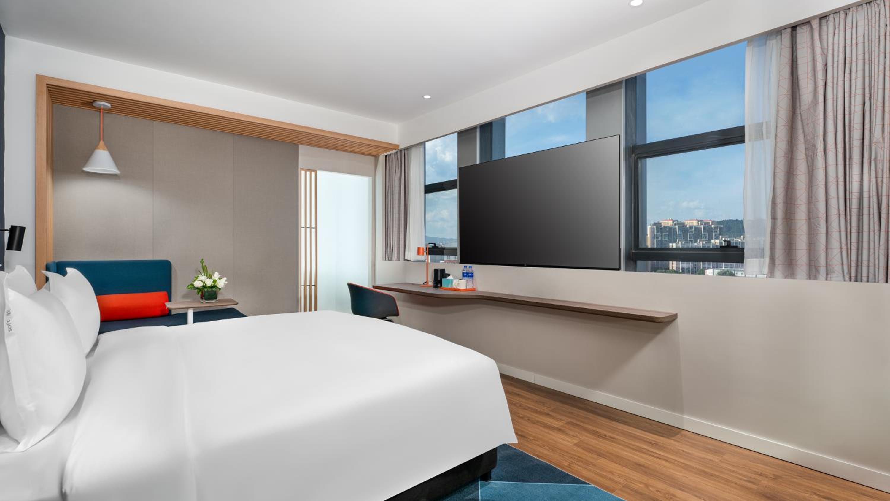 Standard King Room with Sofa Bed - Photo 11