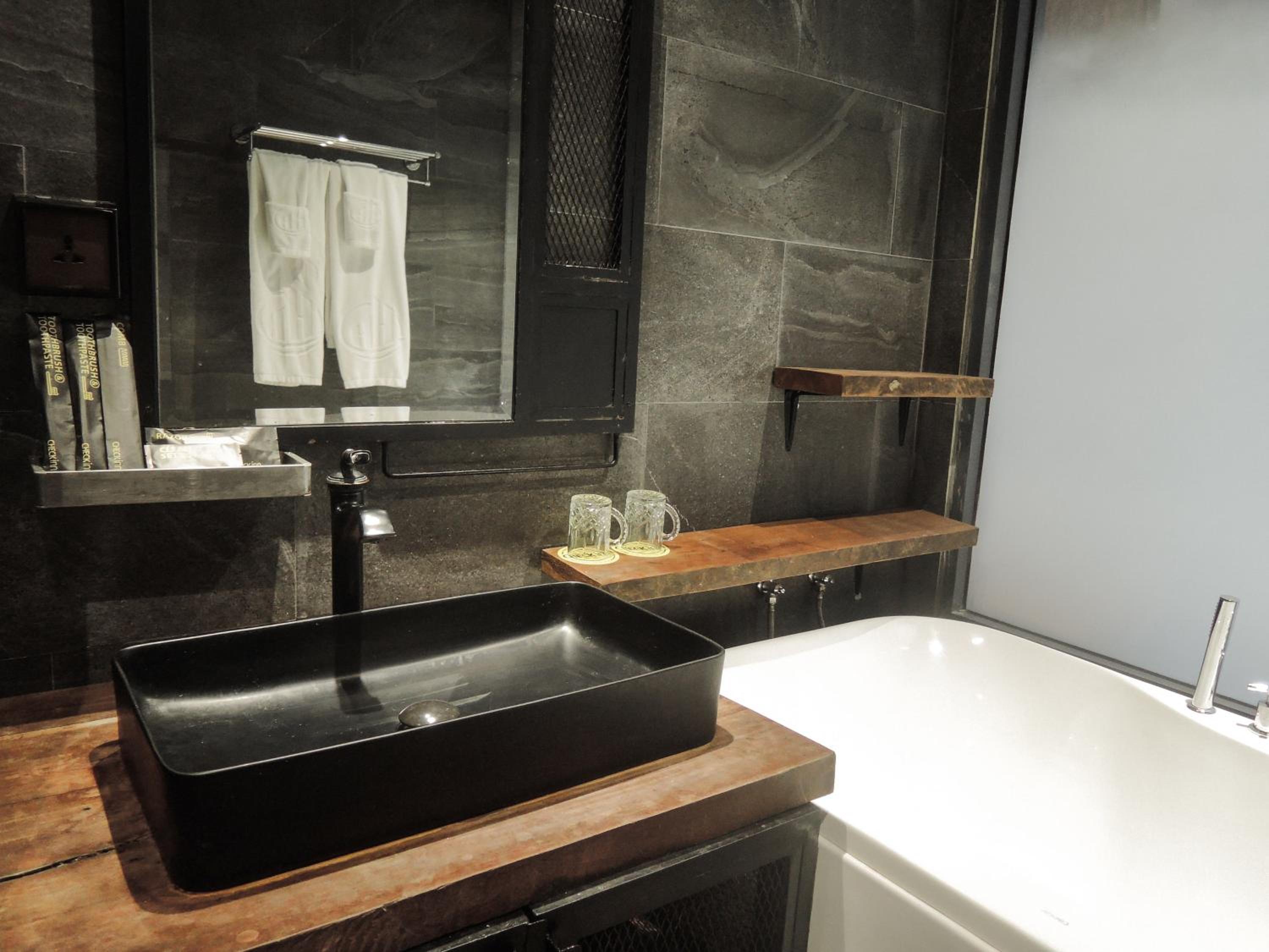 Deluxe Double Room with Bath - Photo 2