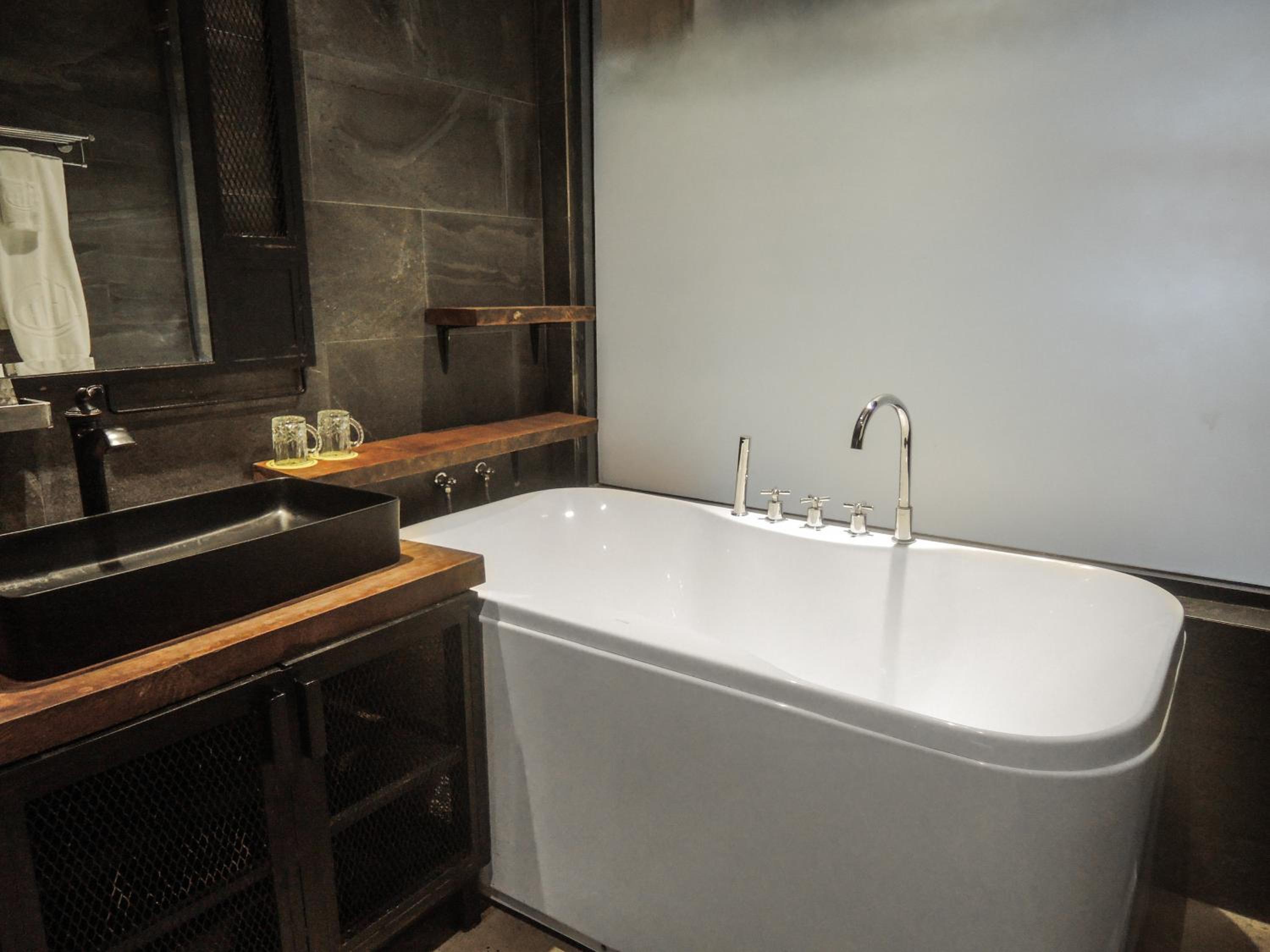 Deluxe Double Room with Bath - Photo 4