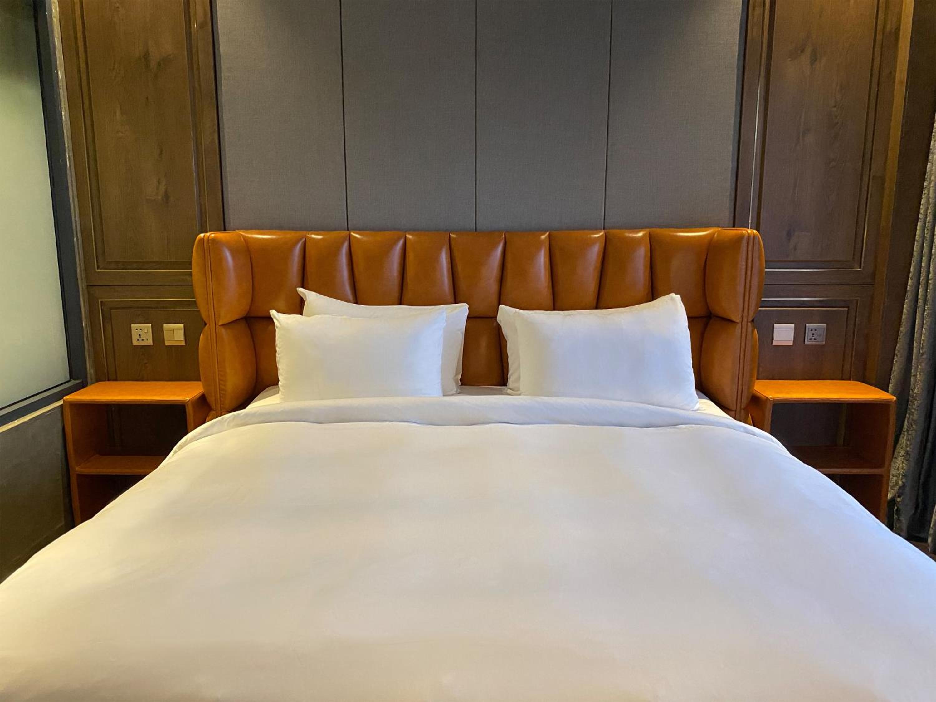 Deluxe Double Room with Bath - Photo 5