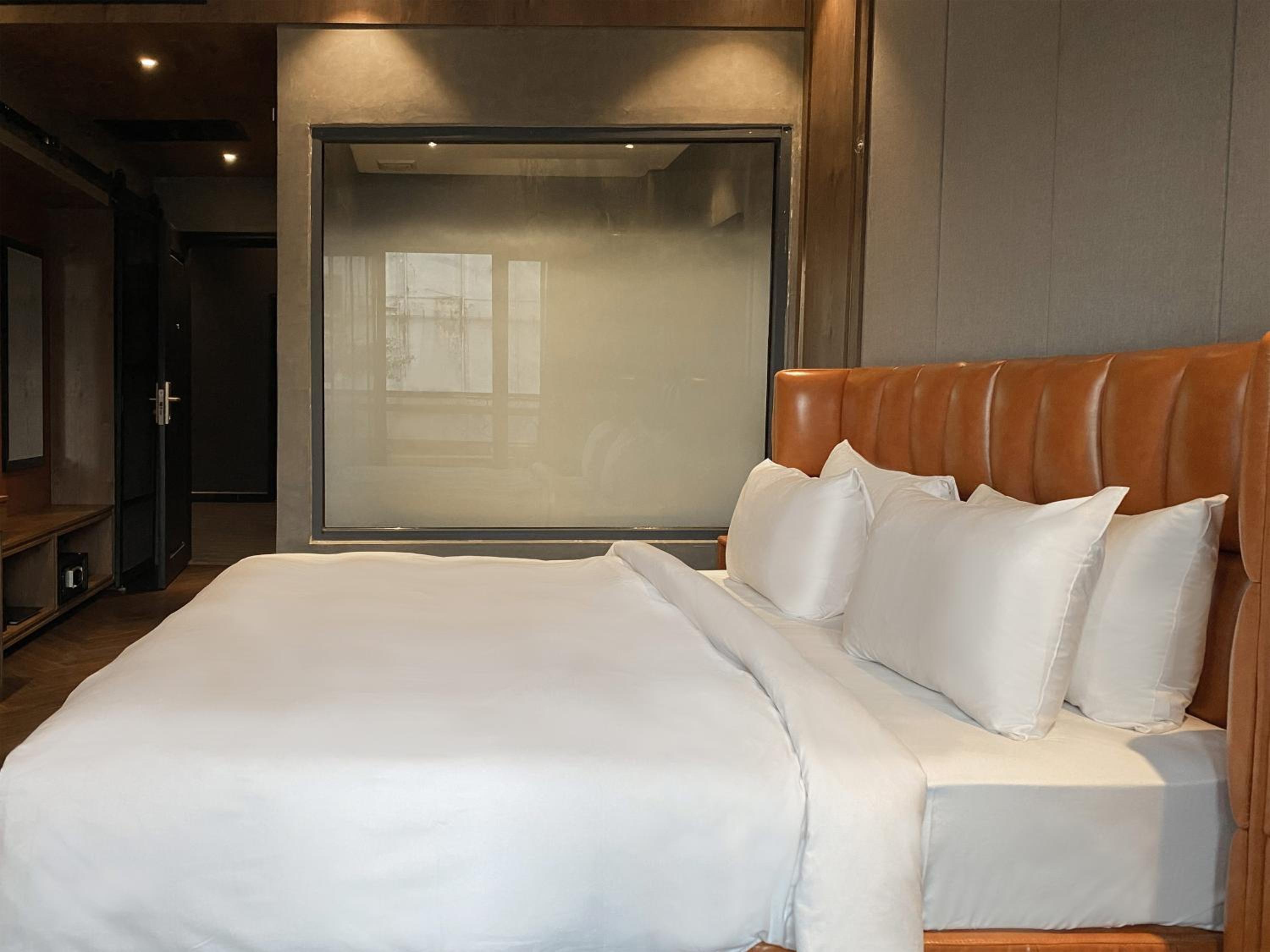 Deluxe Double Room with Bath - Photo 8