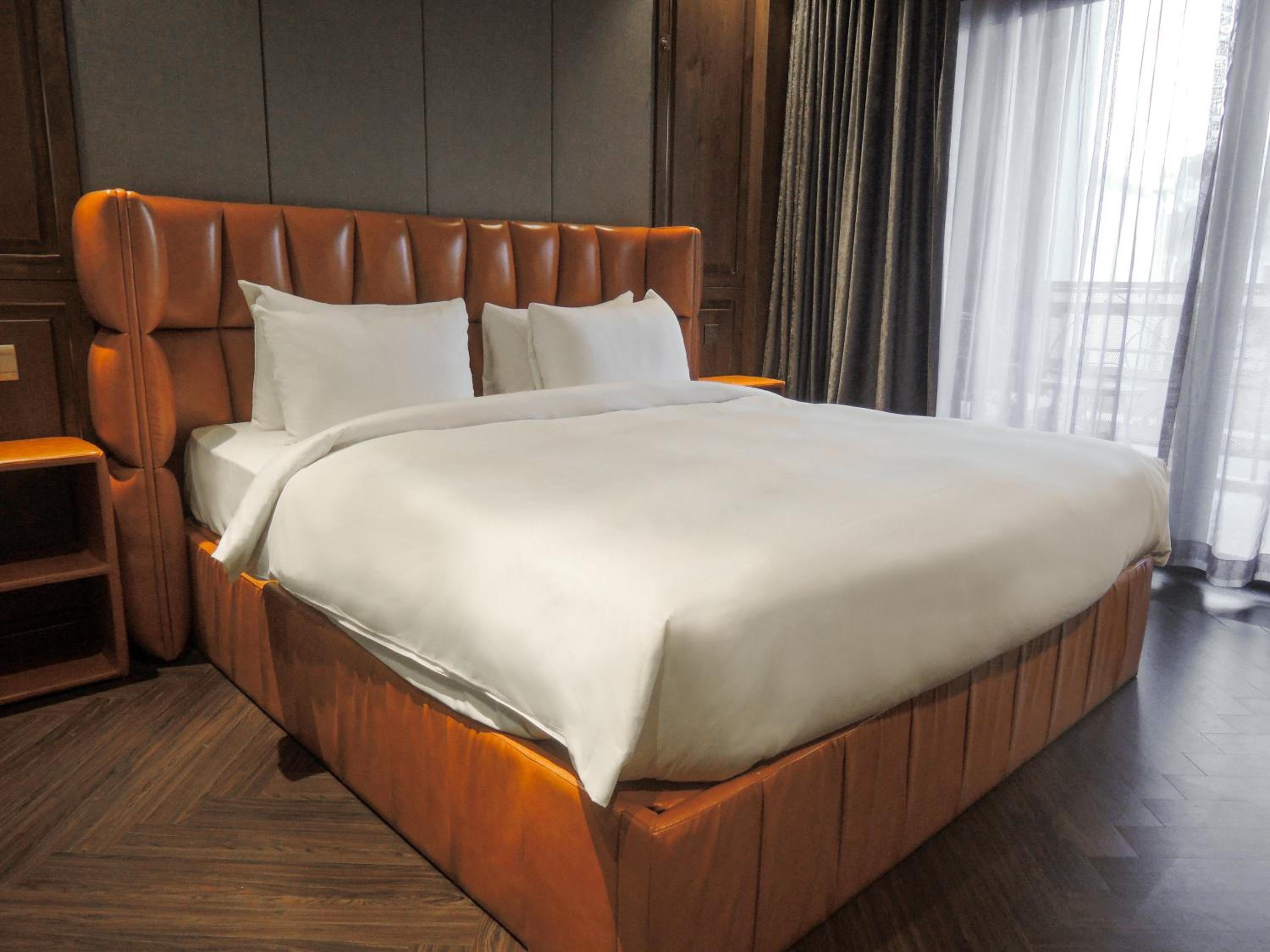 Deluxe Double Room with Bath - Photo 1