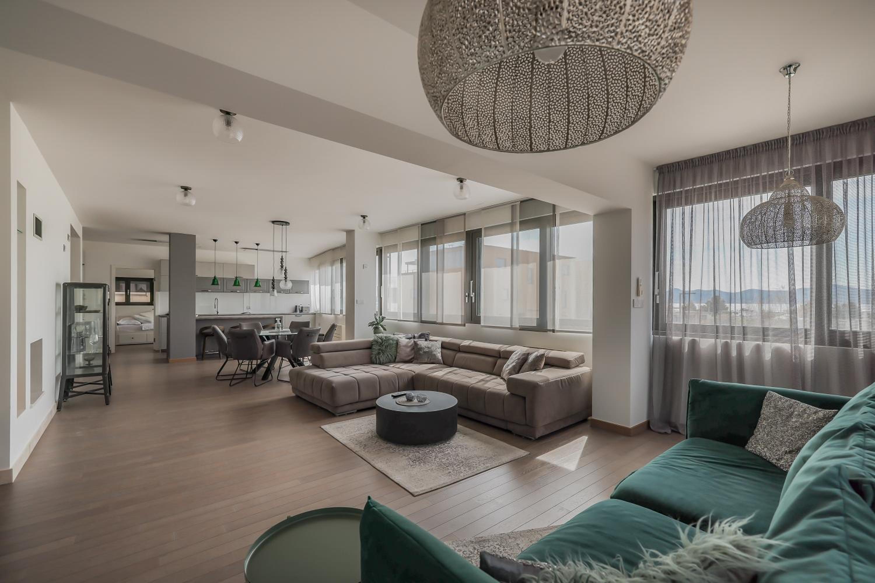 Deluxe Four-Bedroom Apartment with Sea View