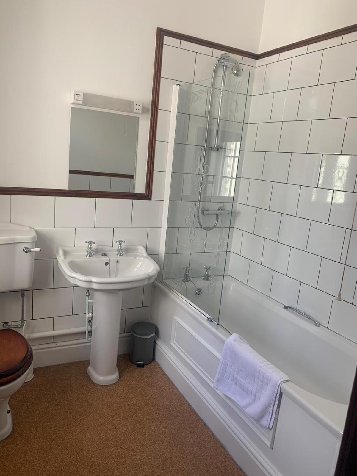 Standard Double Room - Photo 11