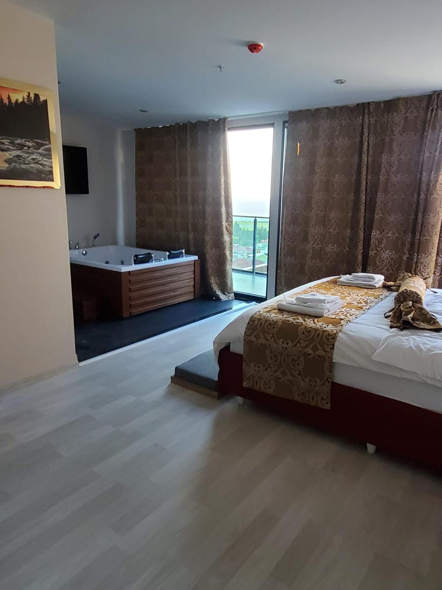 Deluxe Double Room with Balcony and Sea View - Photo 8