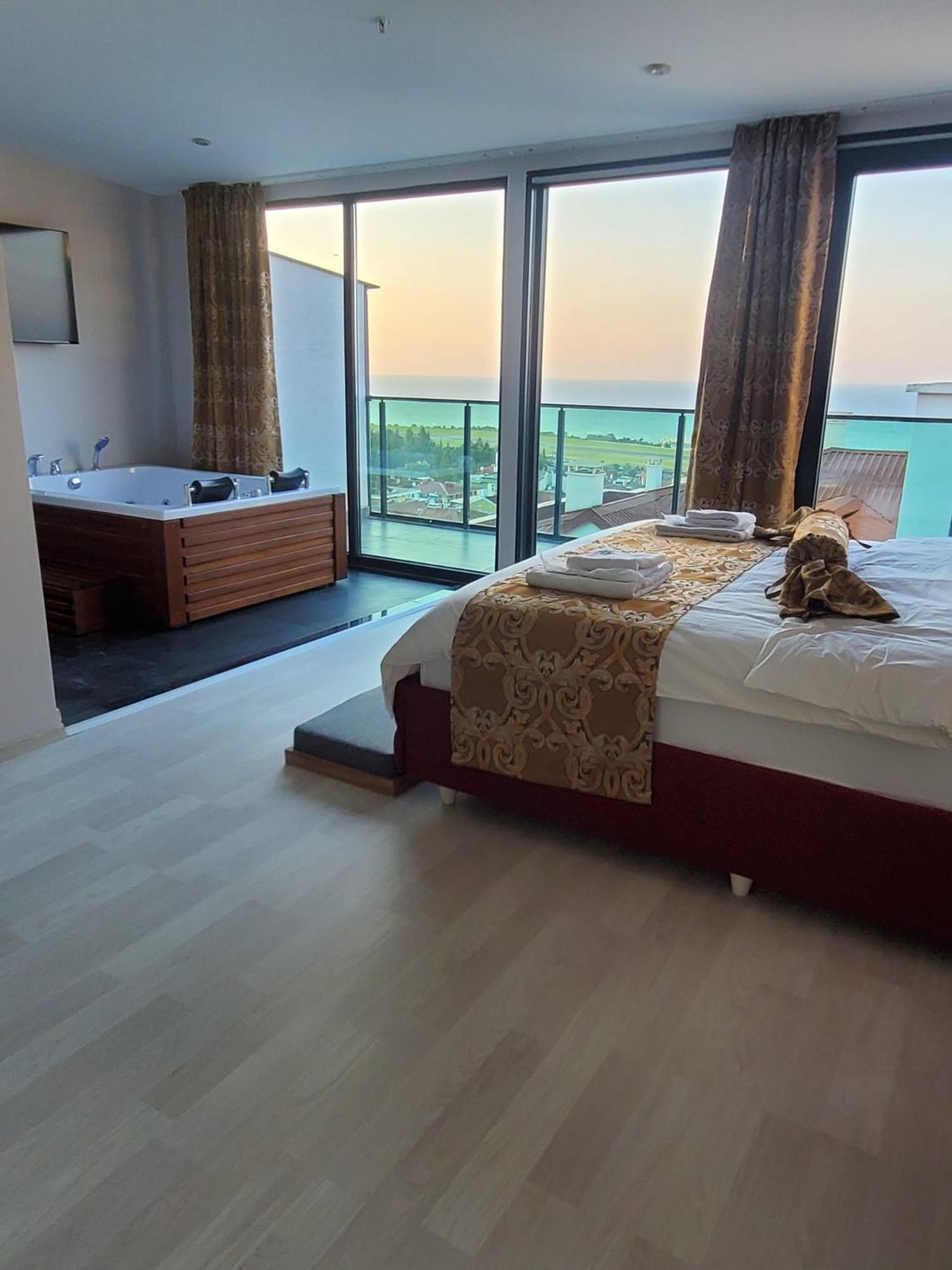 Deluxe Double Room with Balcony and Sea View - Photo 6