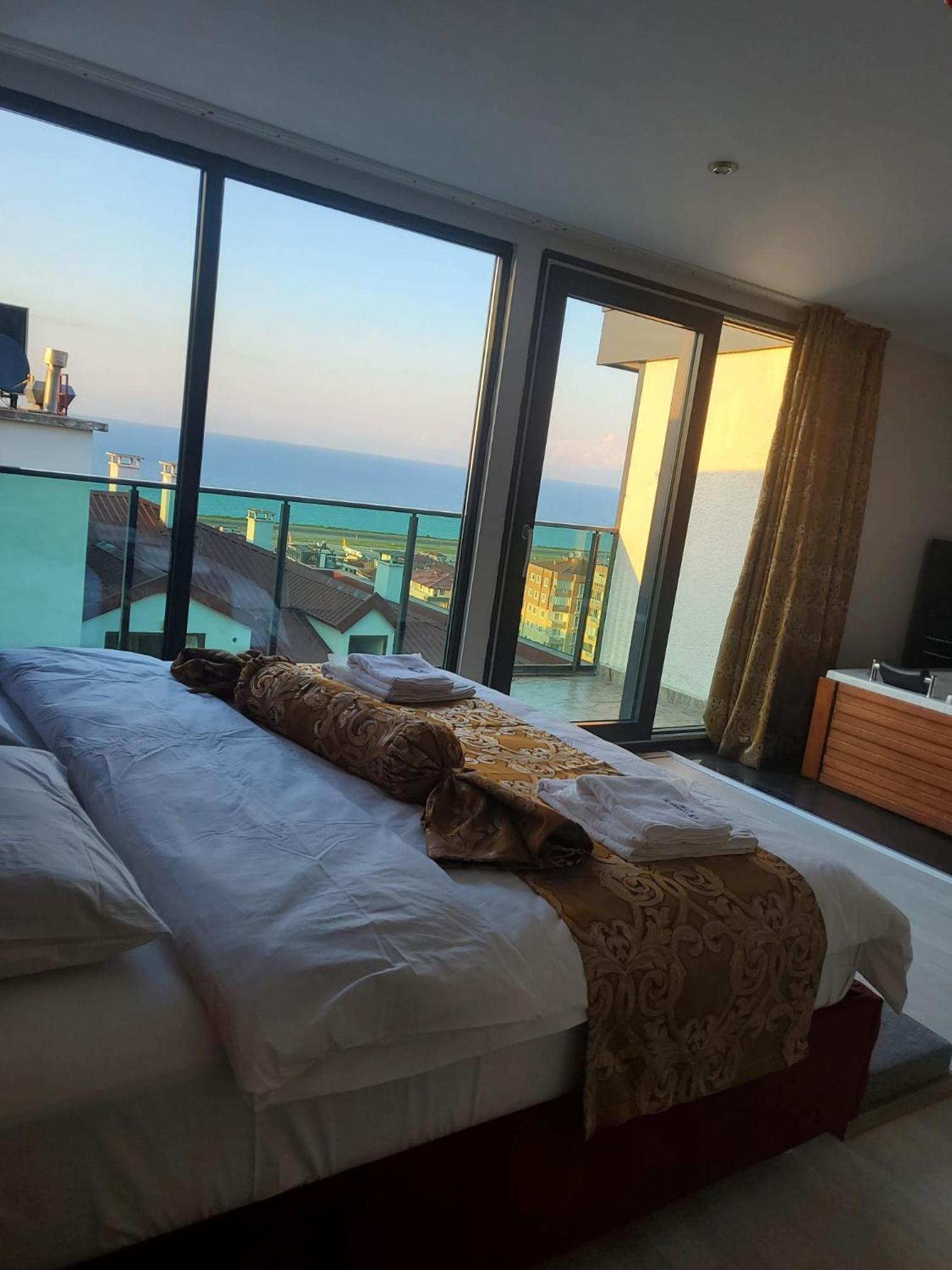 Deluxe Double Room with Balcony and Sea View - Photo 10