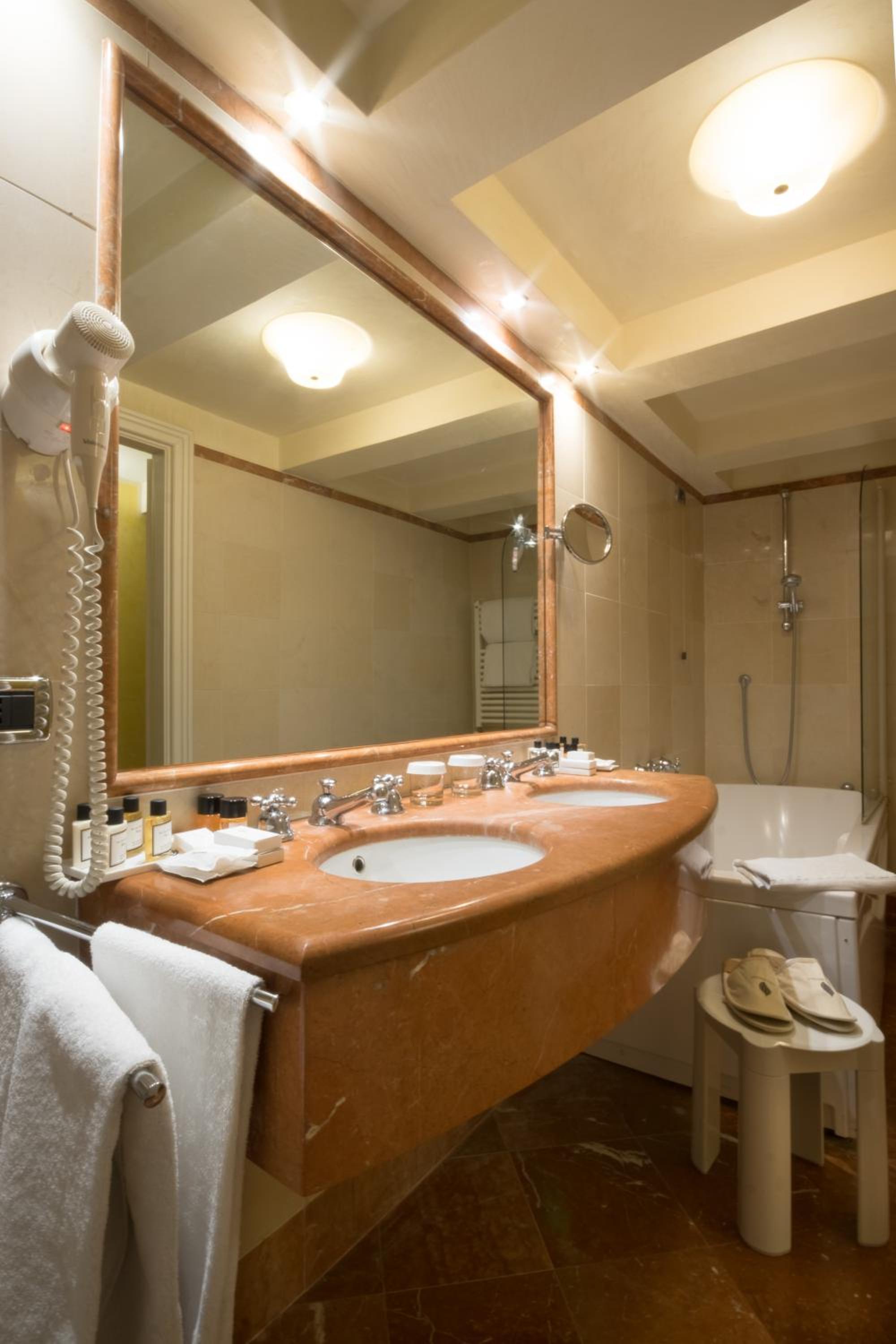Two-Floor Suite - Photo 2