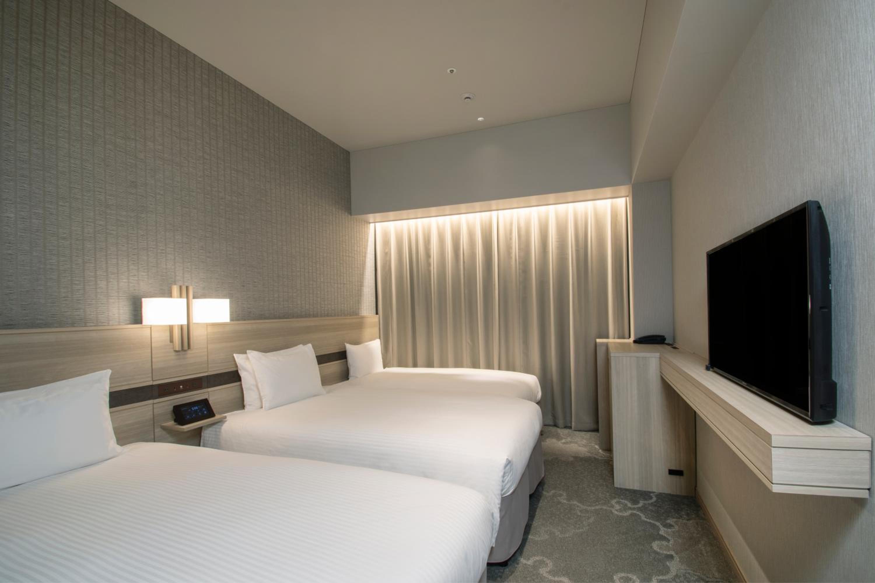 Standard Twin Room with Extra Bed - Non-Smoking photo 2