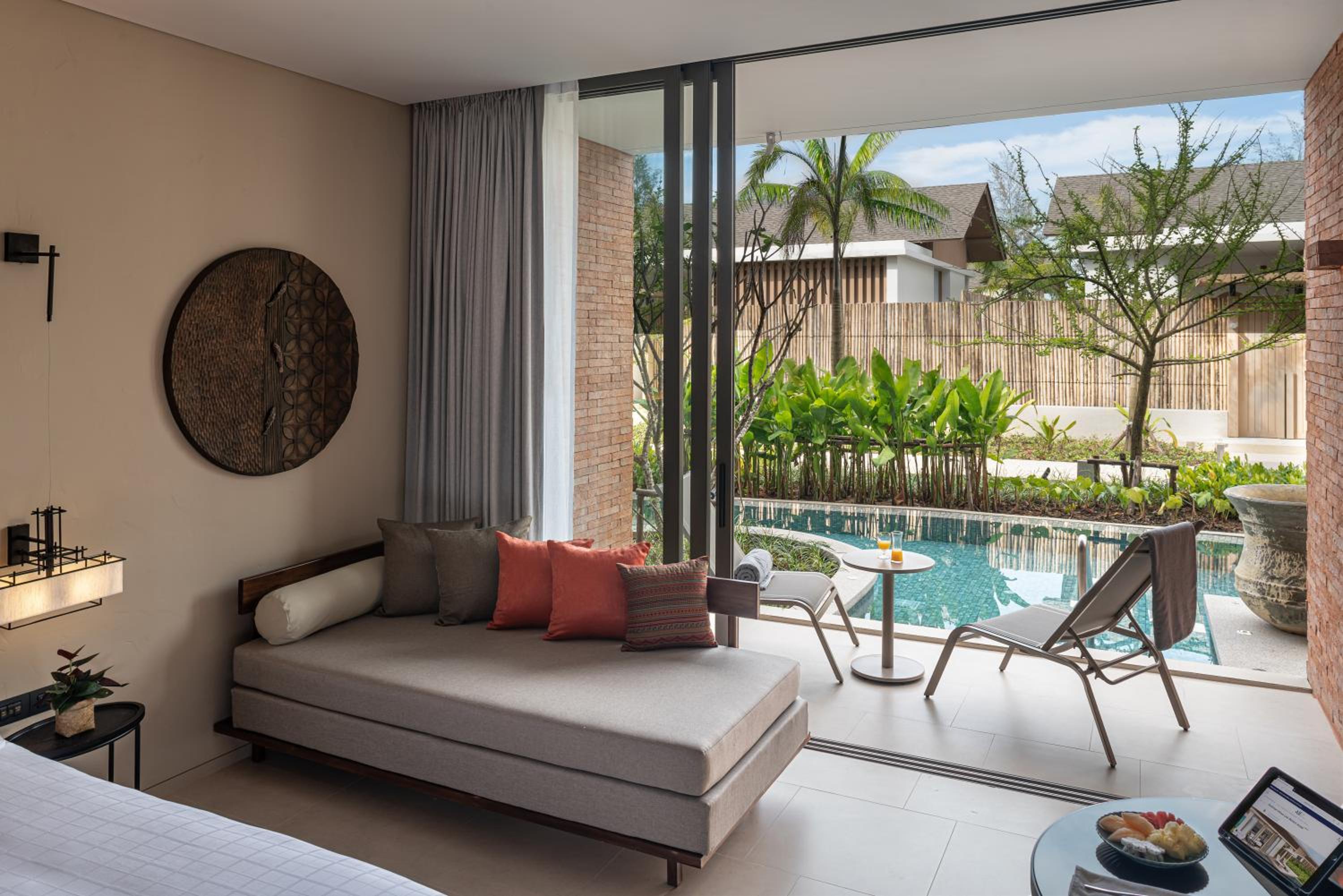 Deluxe King Room - Pool Access - Photo 2