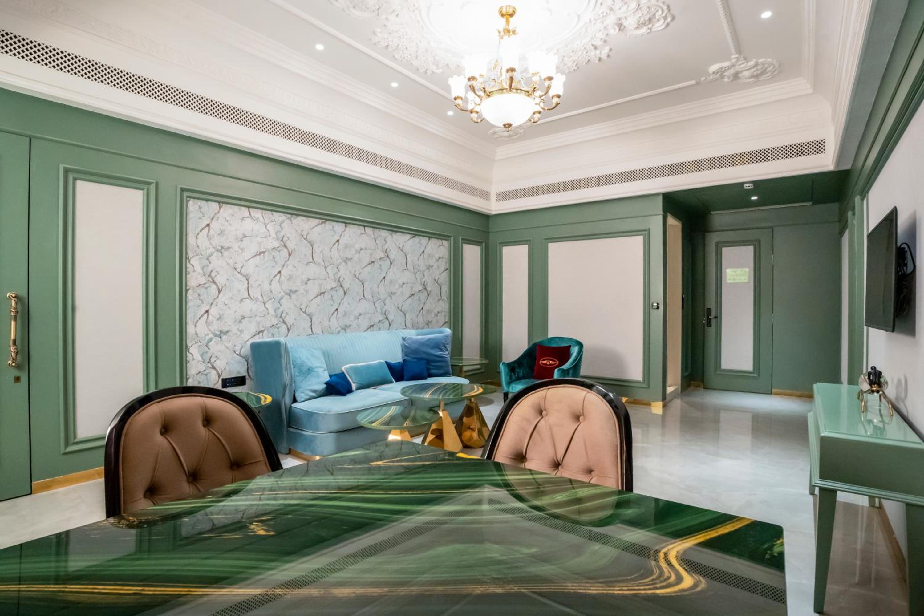 Suite - Photo 19