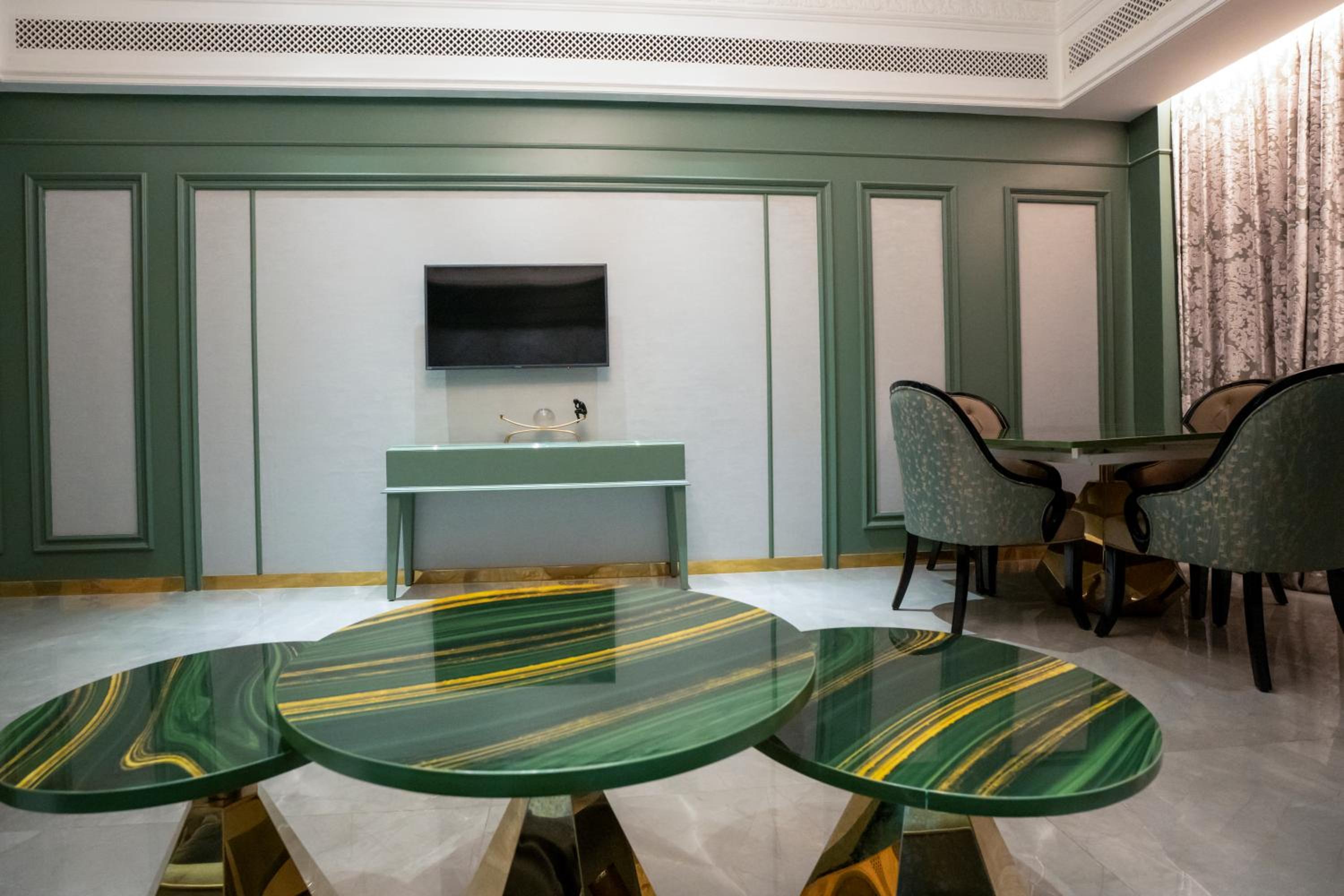 Suite - Photo 18
