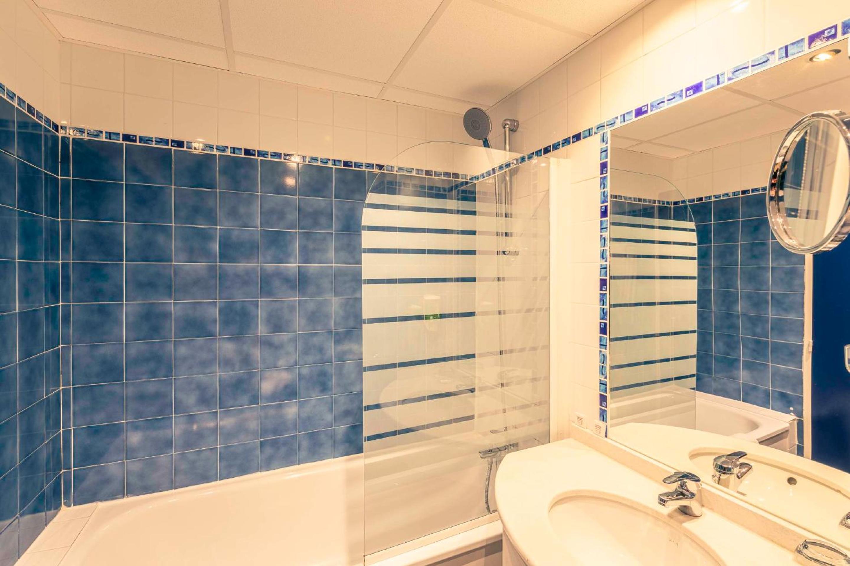 Standard Double Room - Disability Access - Photo 7