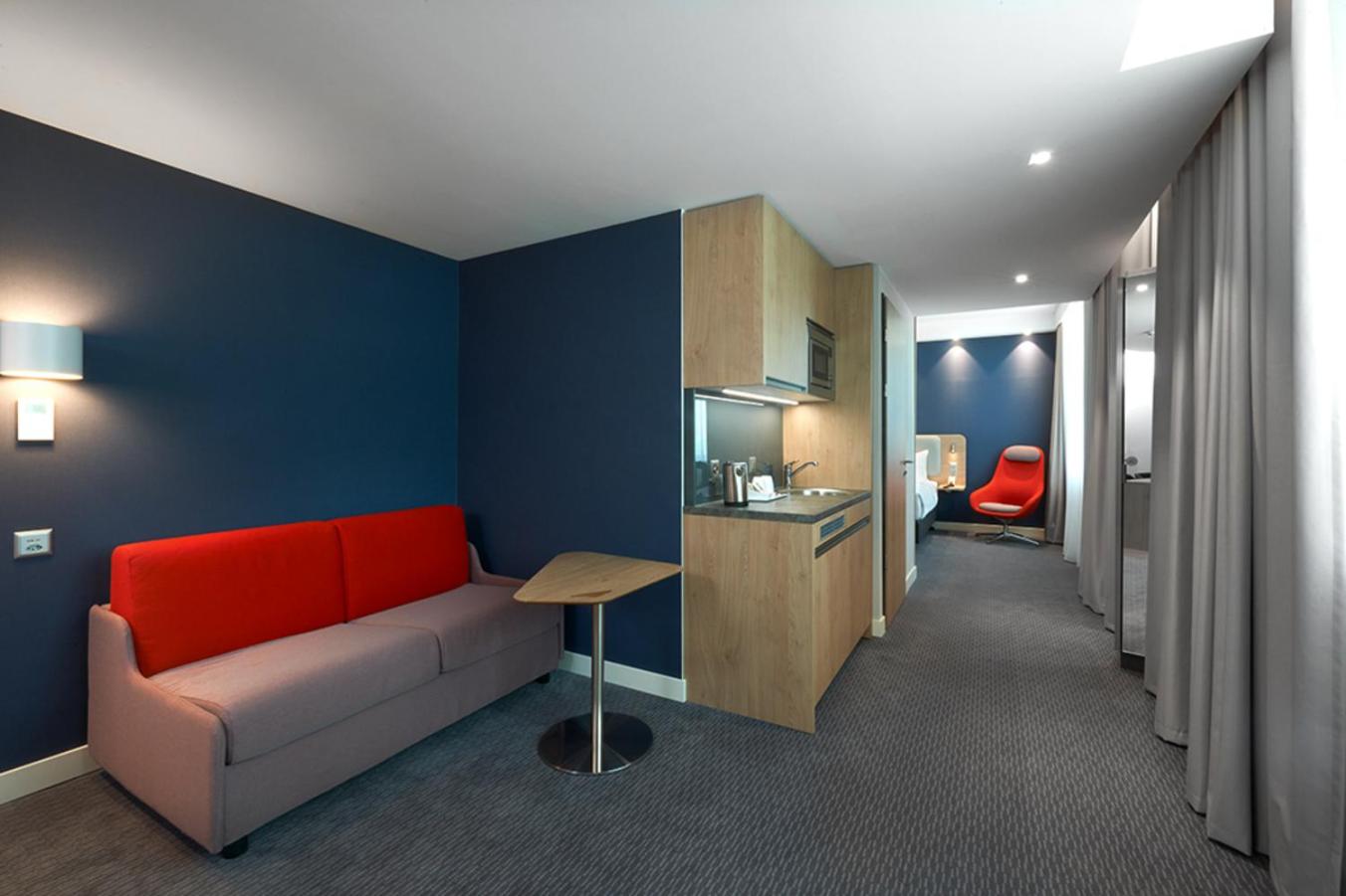 Queen Suite with Sofa Bed - Photo 6