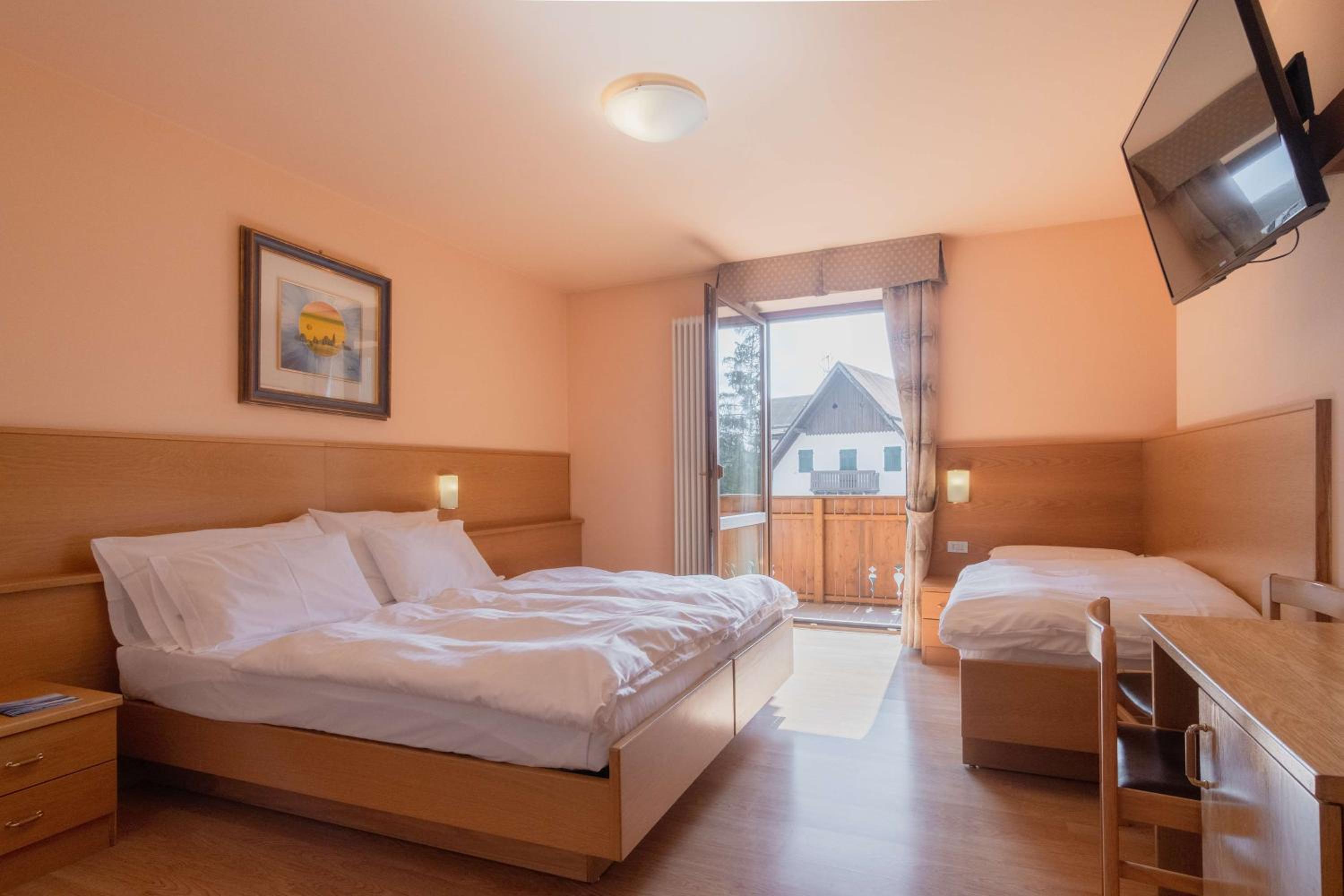 Standard Queen Room with Single Bed
