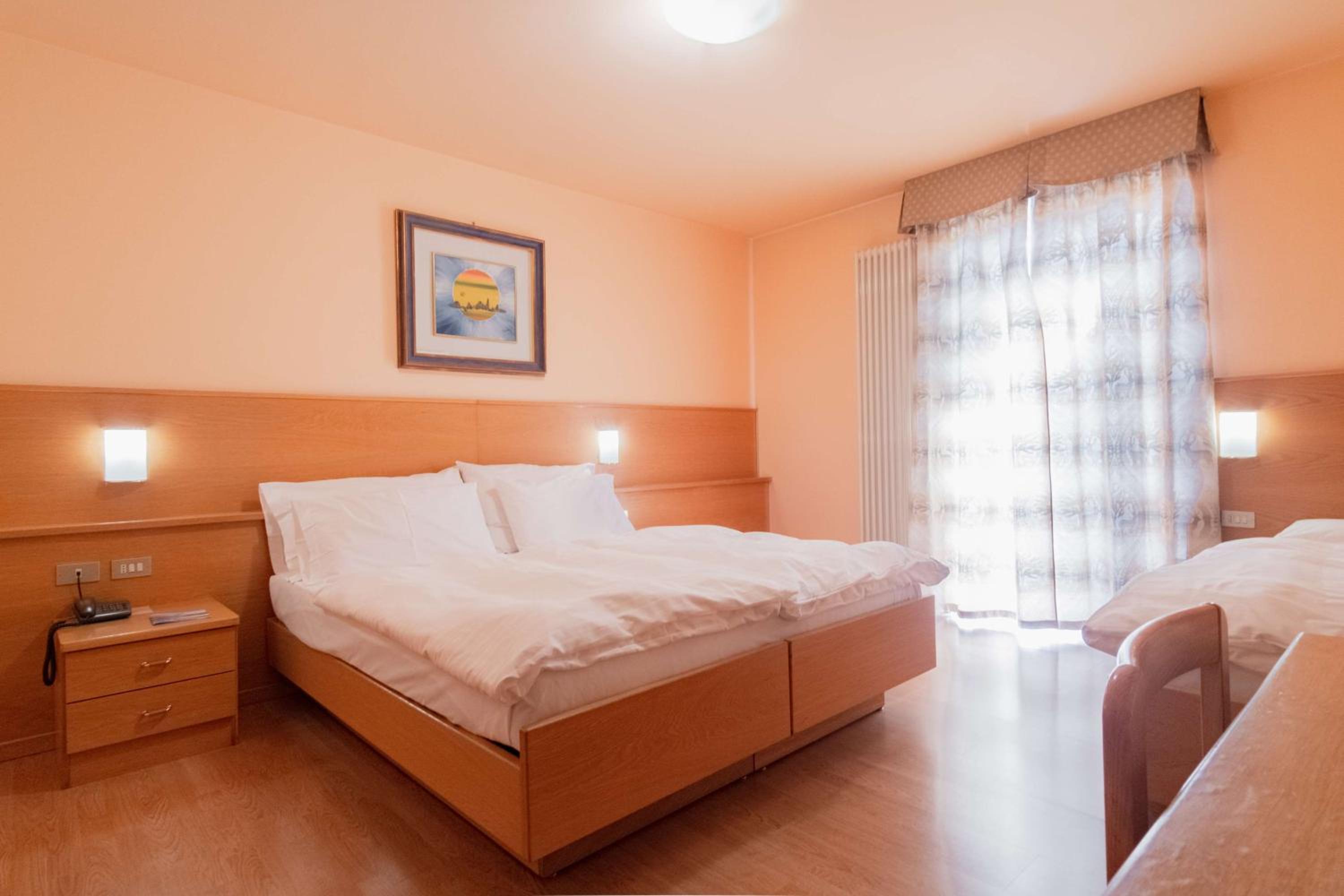 Standard Queen Room with Single Bed photo 3