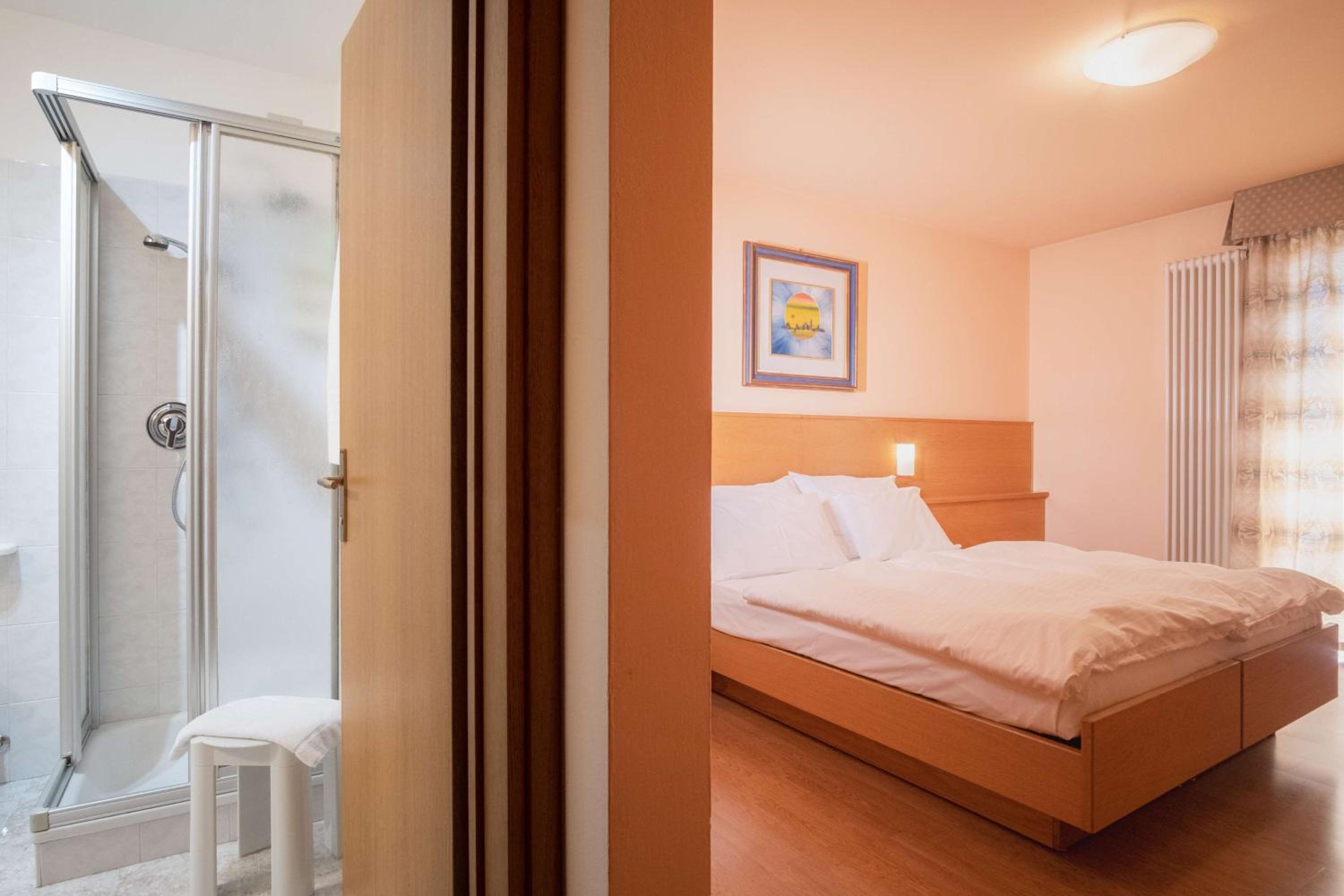 Standard Queen Room with Single Bed photo 2