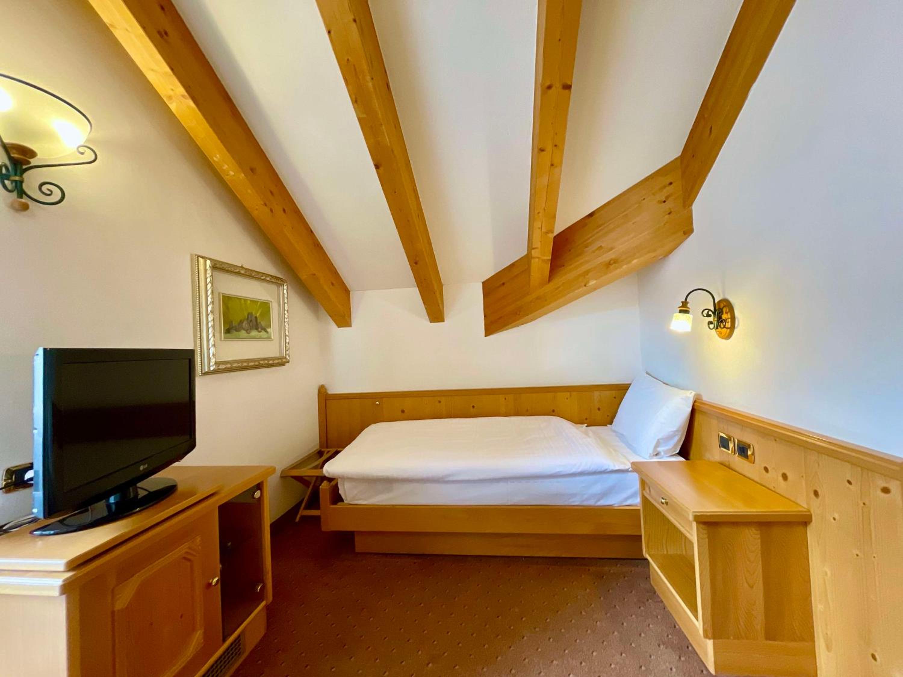 Standard Single Room with Balcony - Non-Smoking