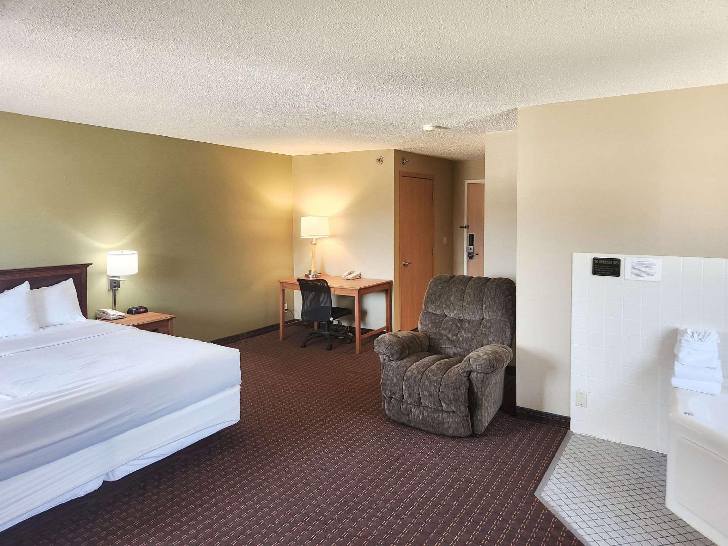 King Suite With Spa Bath photo 3