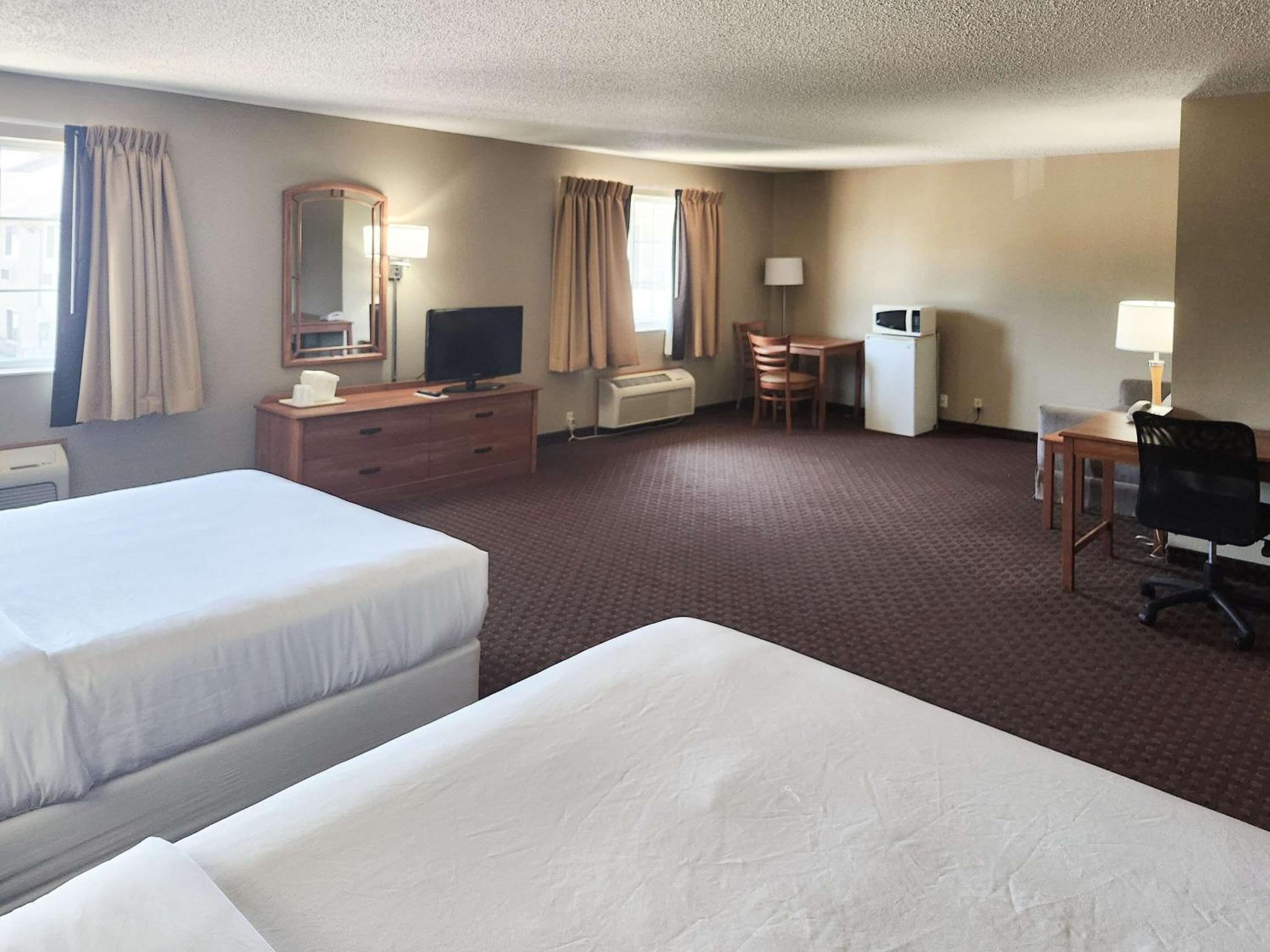 Deluxe Queen Suite photo 2