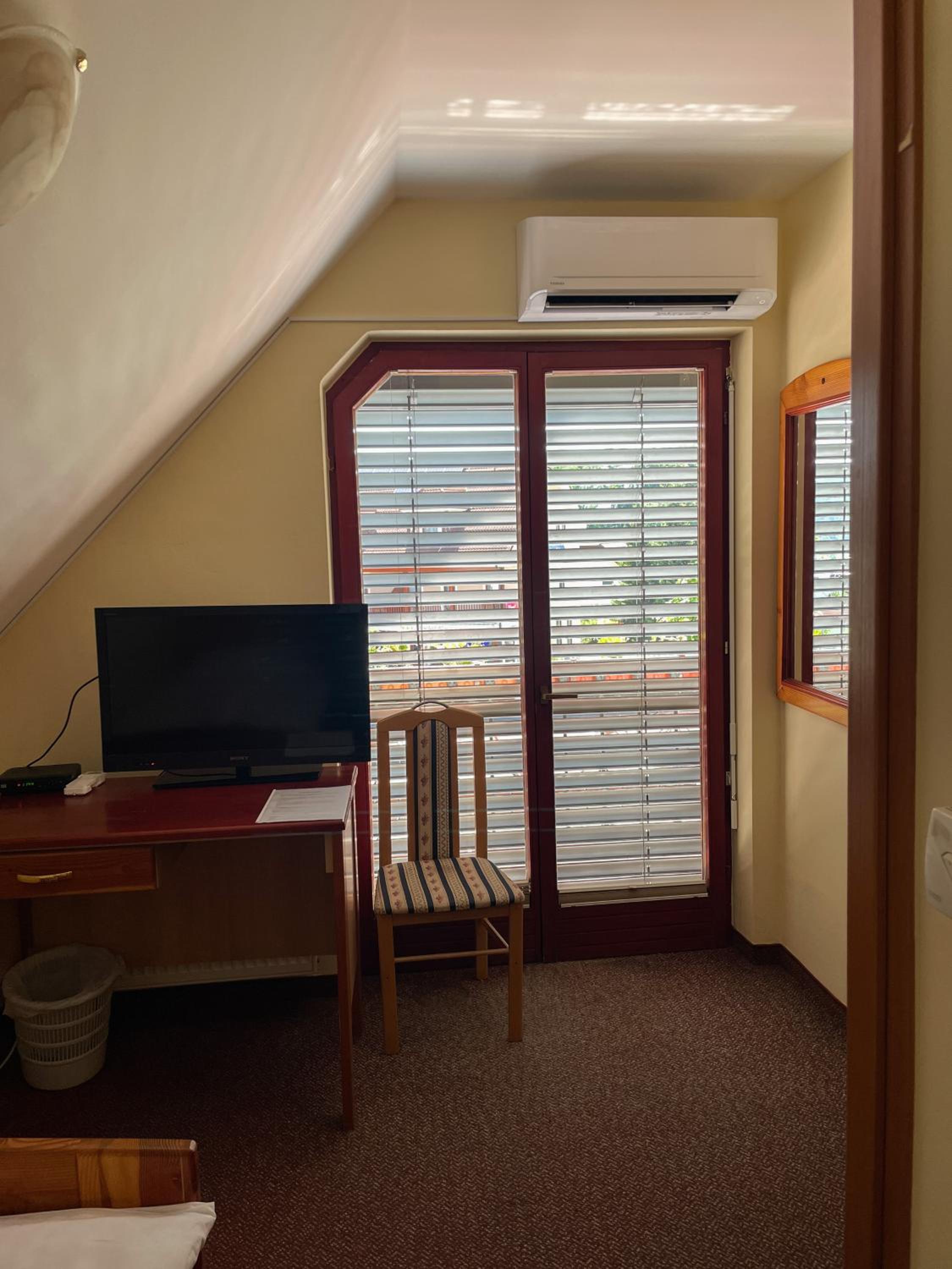 Single Room with Private Bathroom photo 2