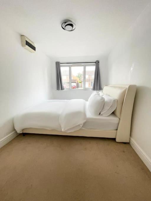 Five-Bedroom House photo 1