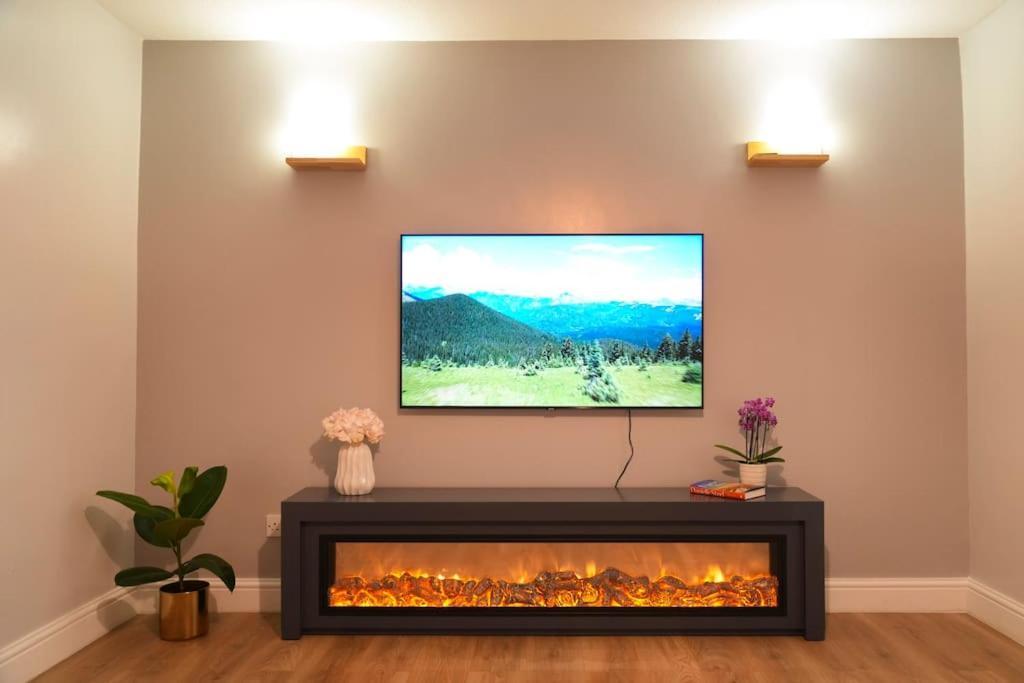 Five-Bedroom House photo 2